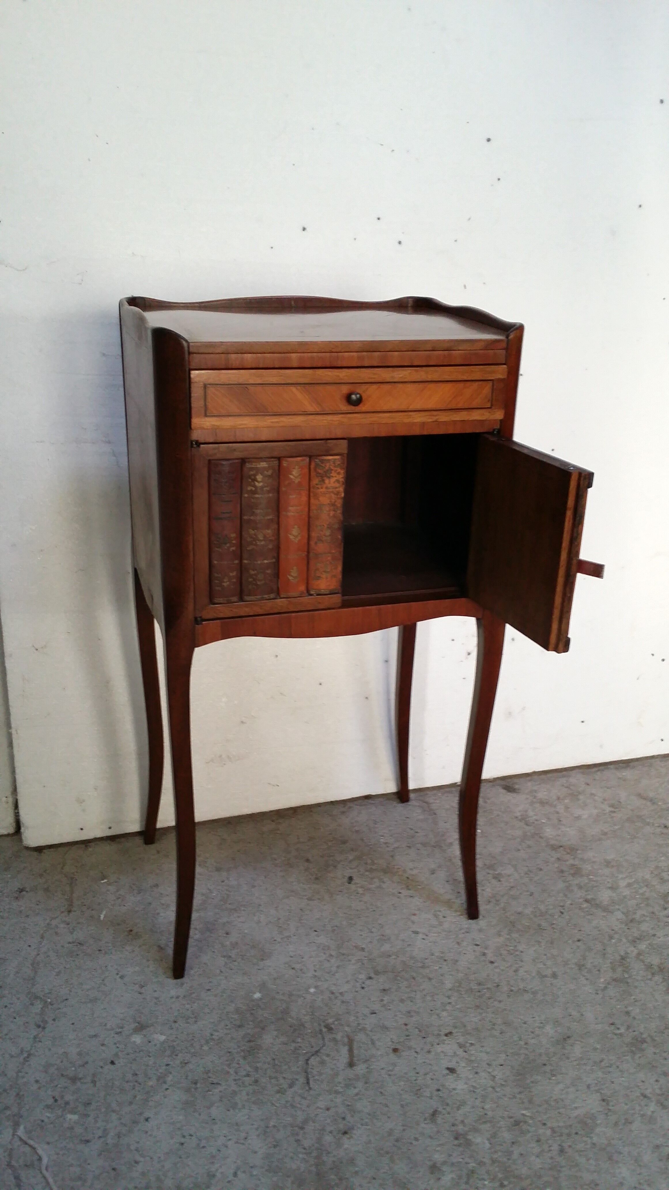 chest of drawers of vestibule where entrance hall
