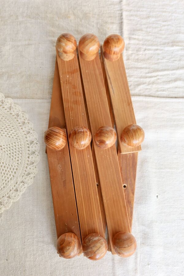 Porte-manteau mural ancien accordéon en pin foncé, 10 patères en bois