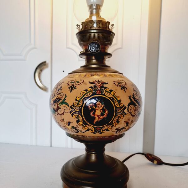 Lampe à huile électrifiée en bronze et faïence de Gien peinte à la main