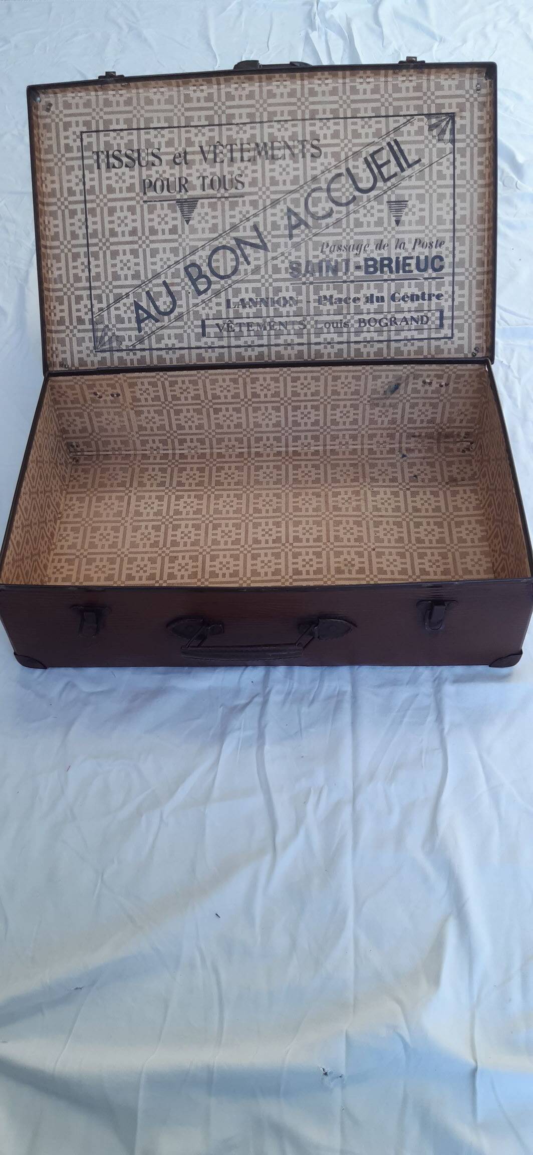 Old suitcase “Au Bon Accueil”