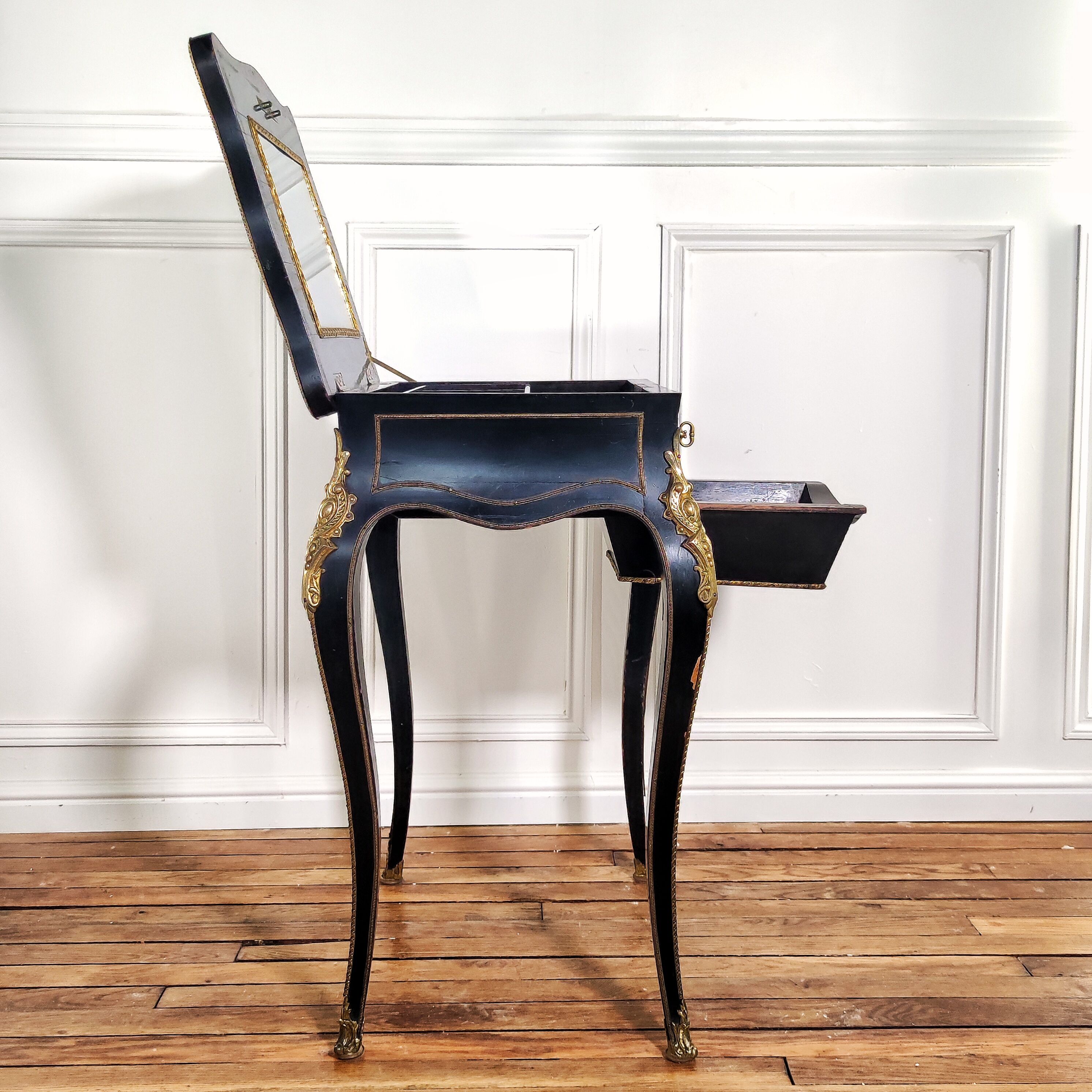 Worker Diehl black lasked wood