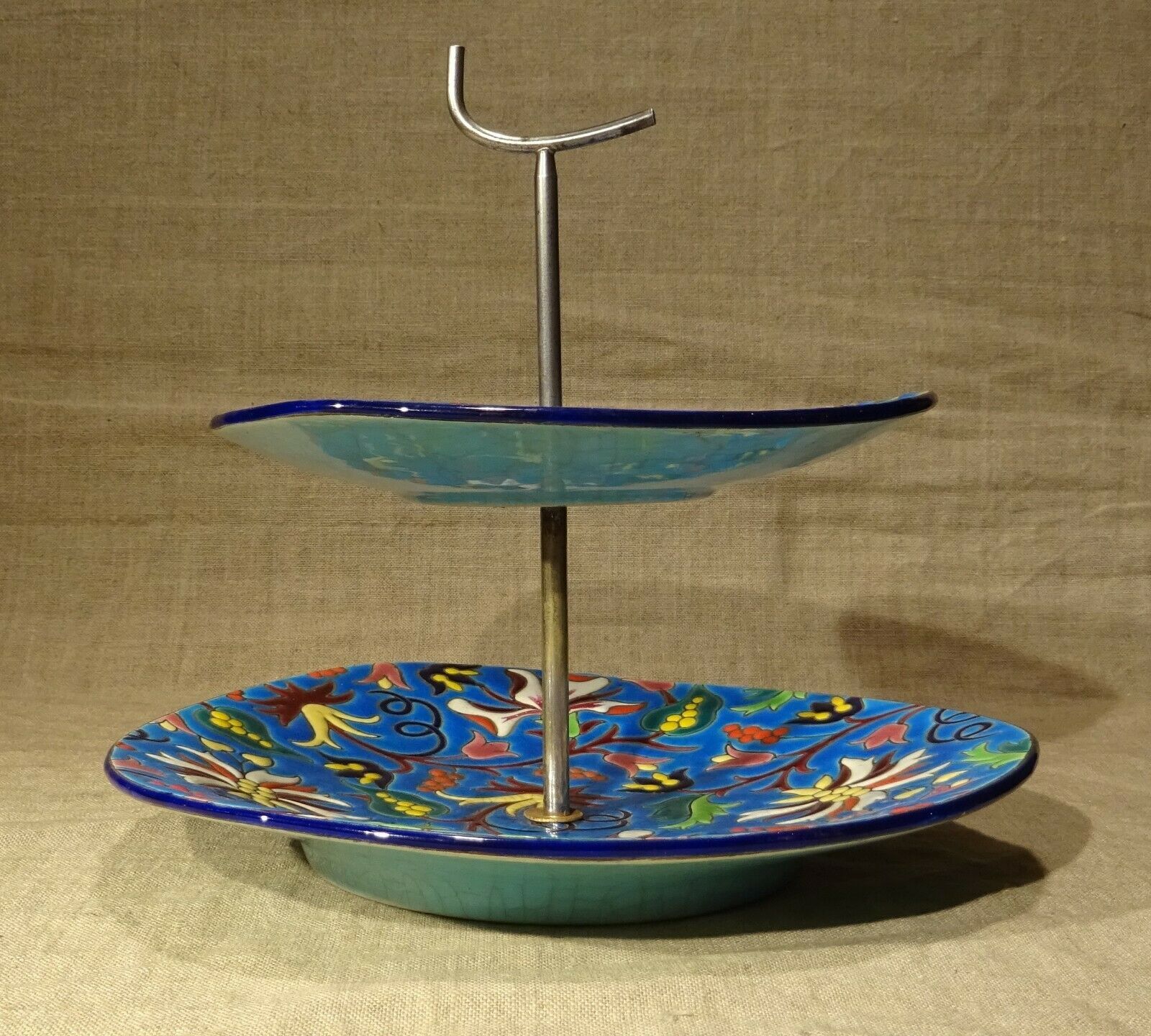 Servant silent emaux Longwy cake mignardises display