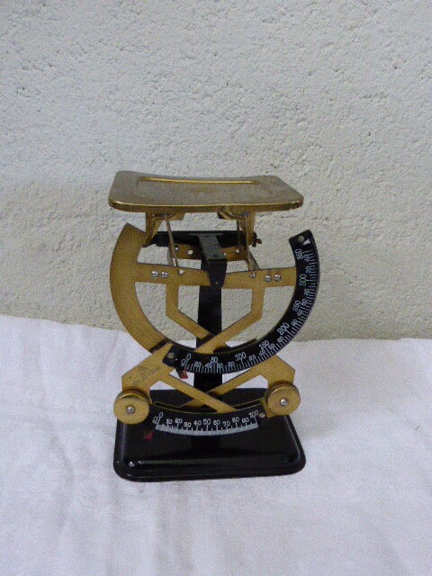 Weighs bilateral vintage metal letter 1940