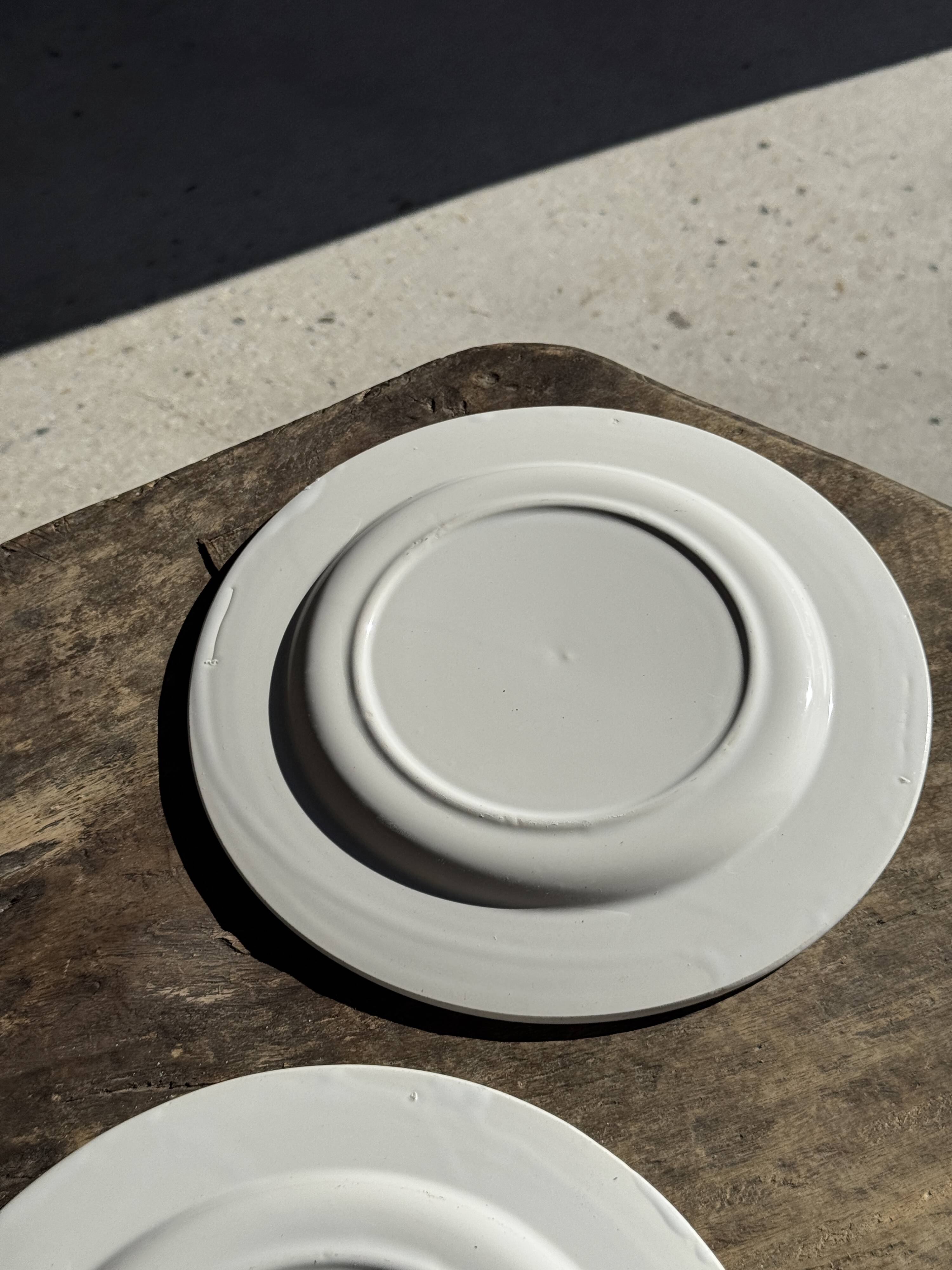 Set of 3 large classic white plates D24.5