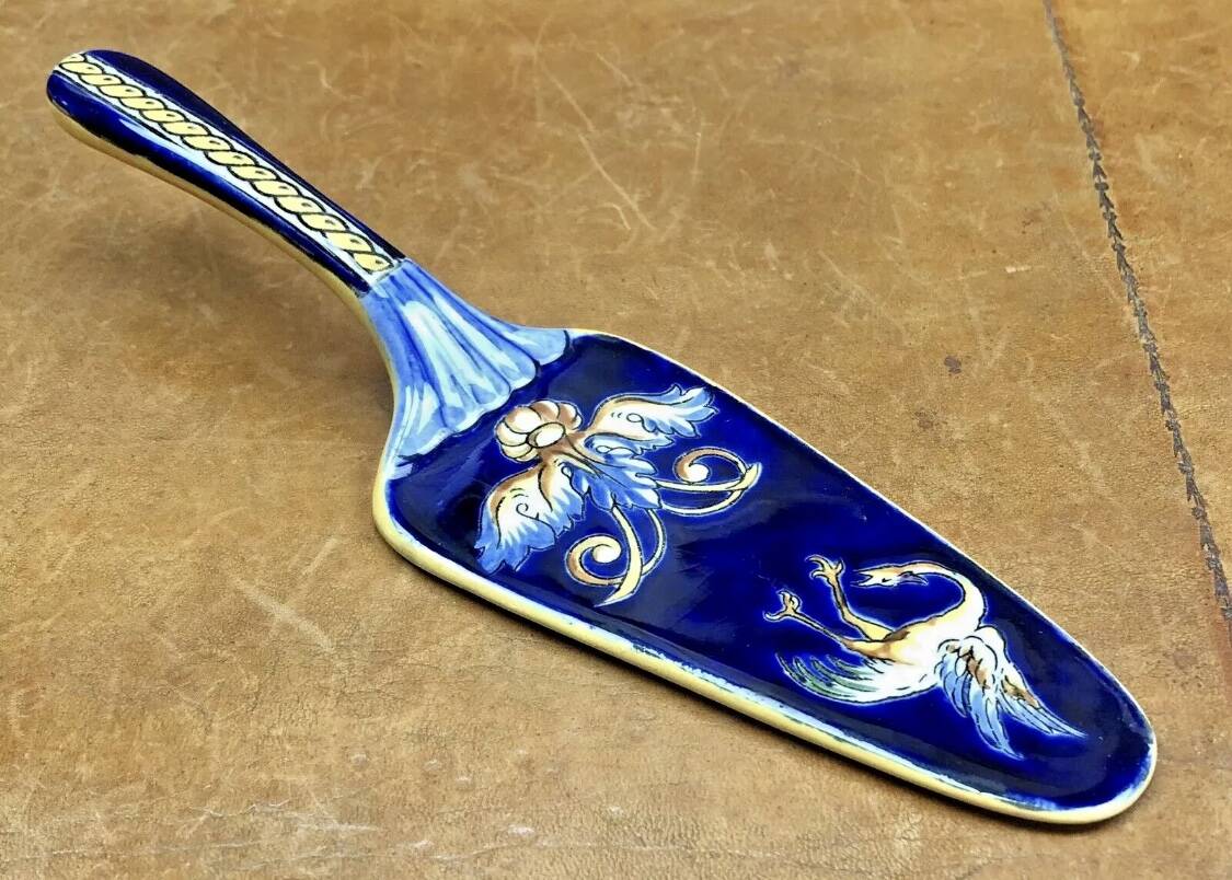 Antique Gien Renaissance cake shovel, blue background, 1941/1950