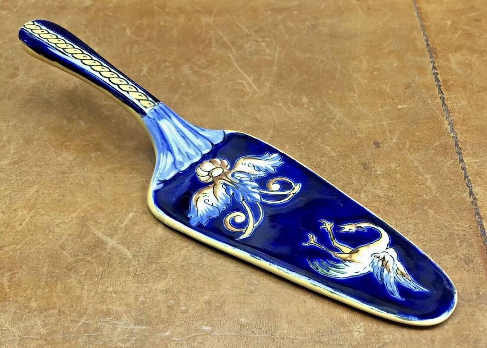 Ancienne pelle à gâteau Gien Renaissance fond bleu 1941/1950