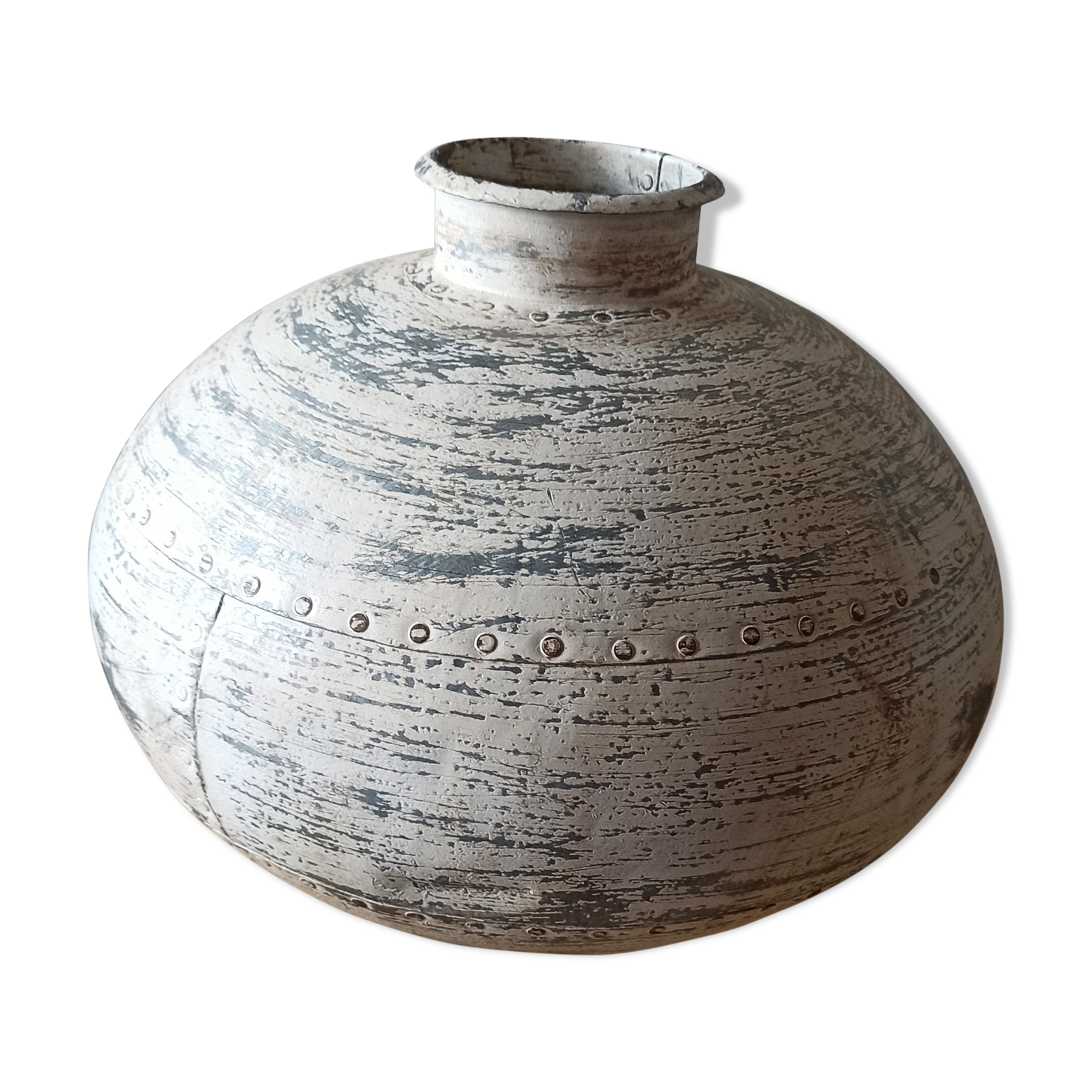 White aluminum pot