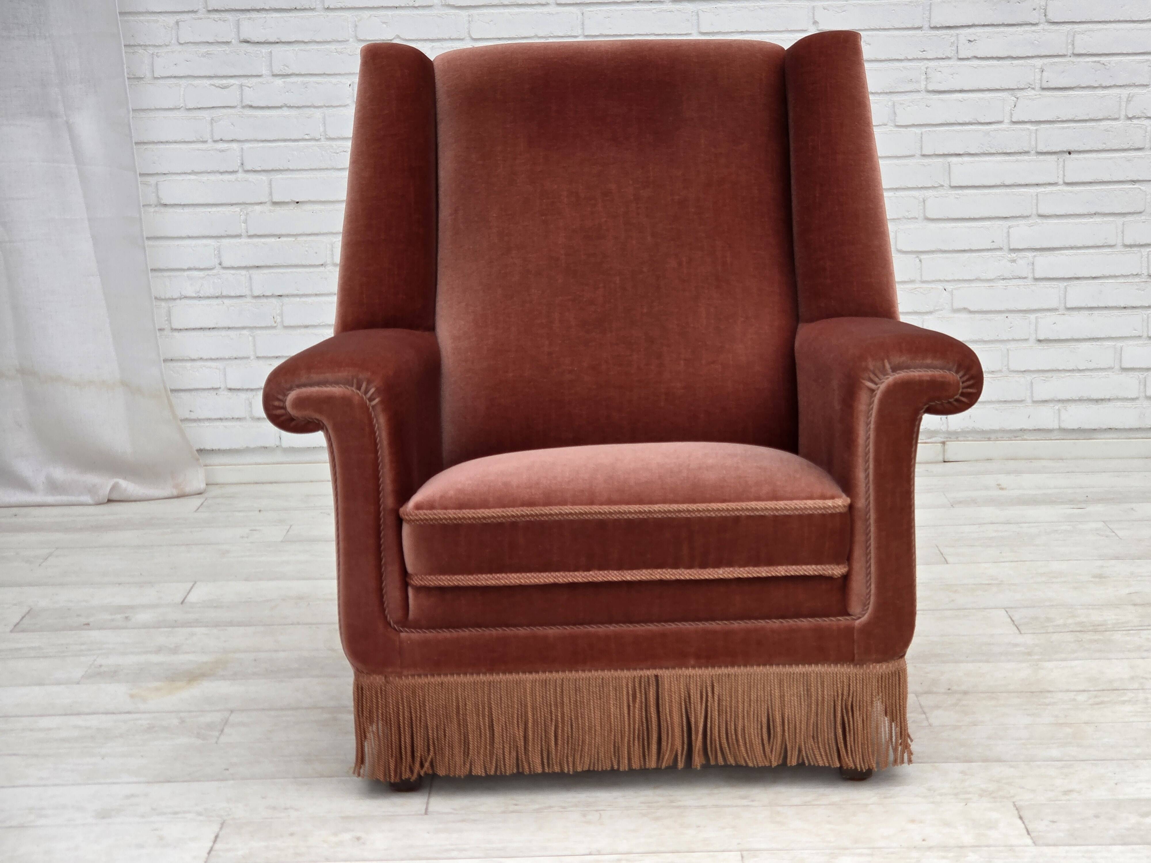 Fauteuil danois à dossier haut, années 1970, velours d'ameublement rose saumon, bois de hêtre.