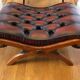 Fauteuil chesterfield et son repose pieds