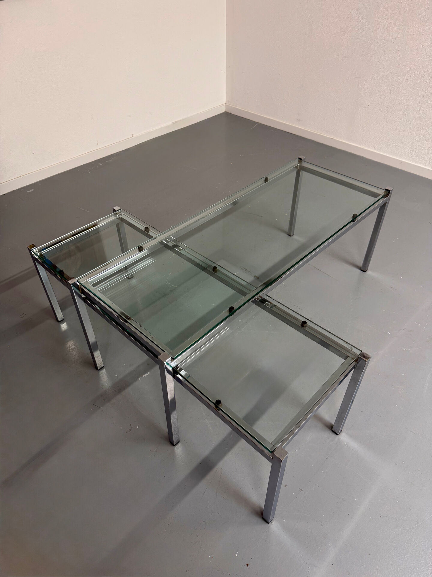 2 large nesting coffee tables in chrome and glass, 1970s design.