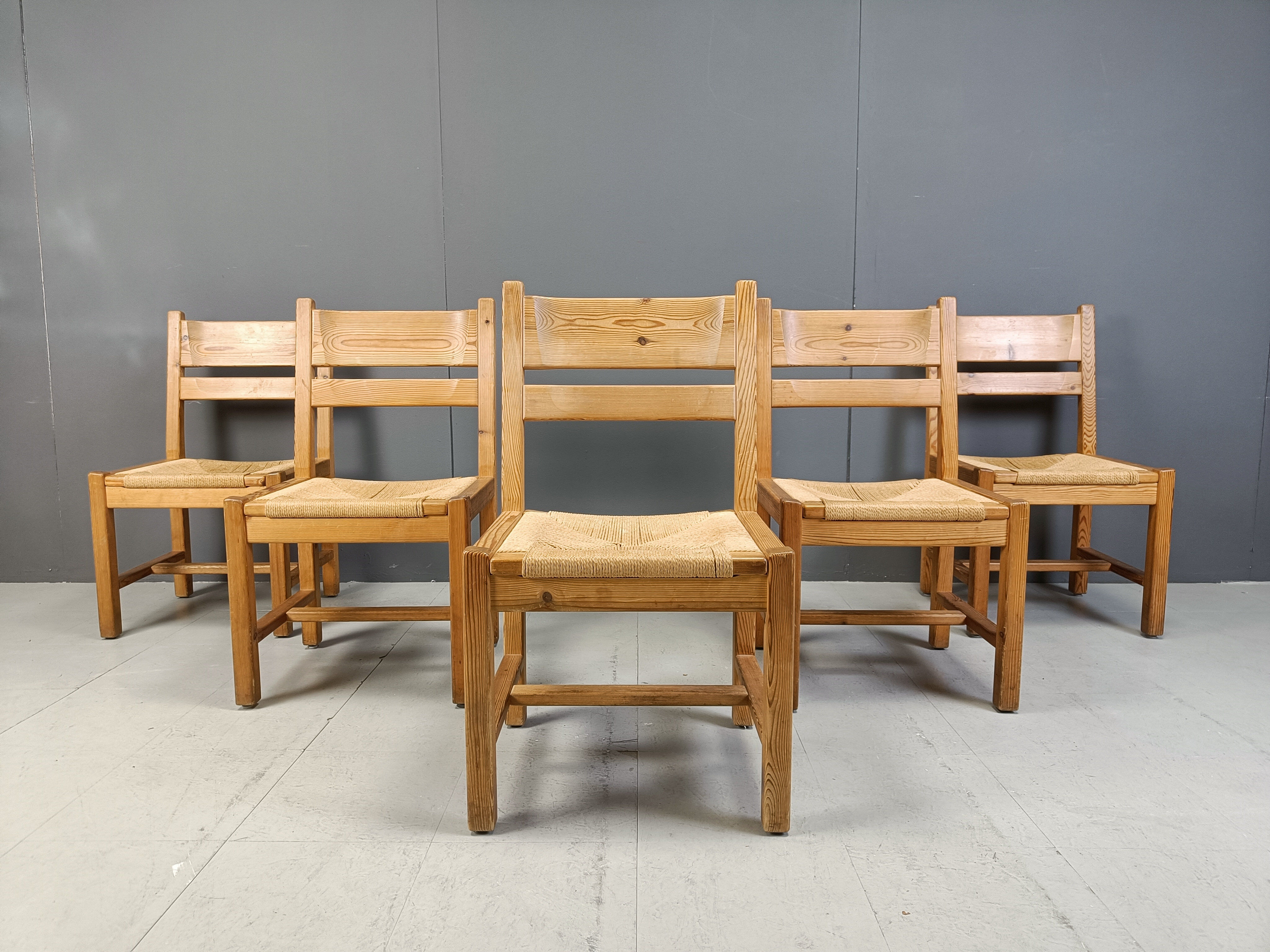 Ensemble de 5 chaises en bois de pin par GM Mobler, années 1960.