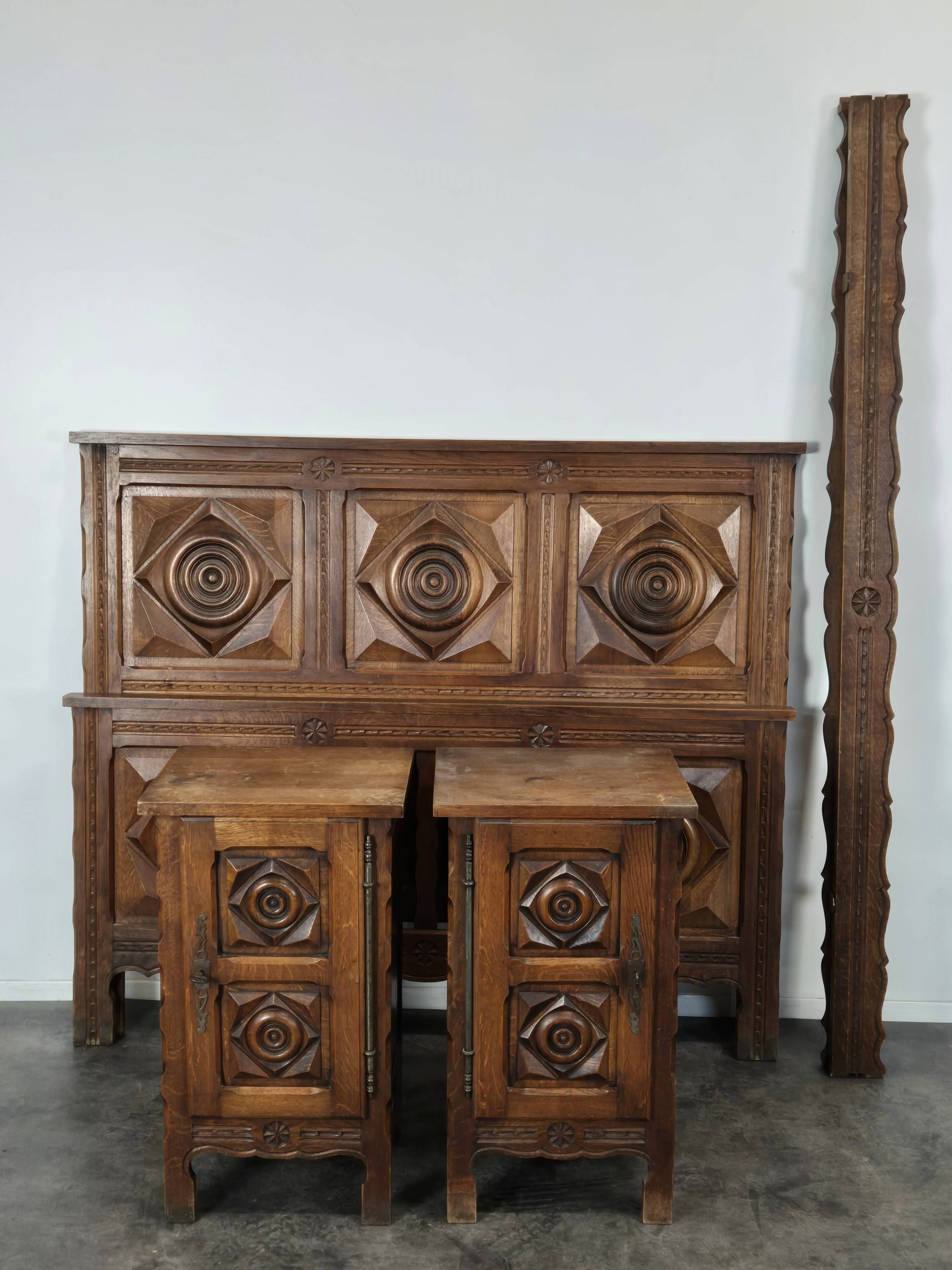 Lit en chêne massif sculpté