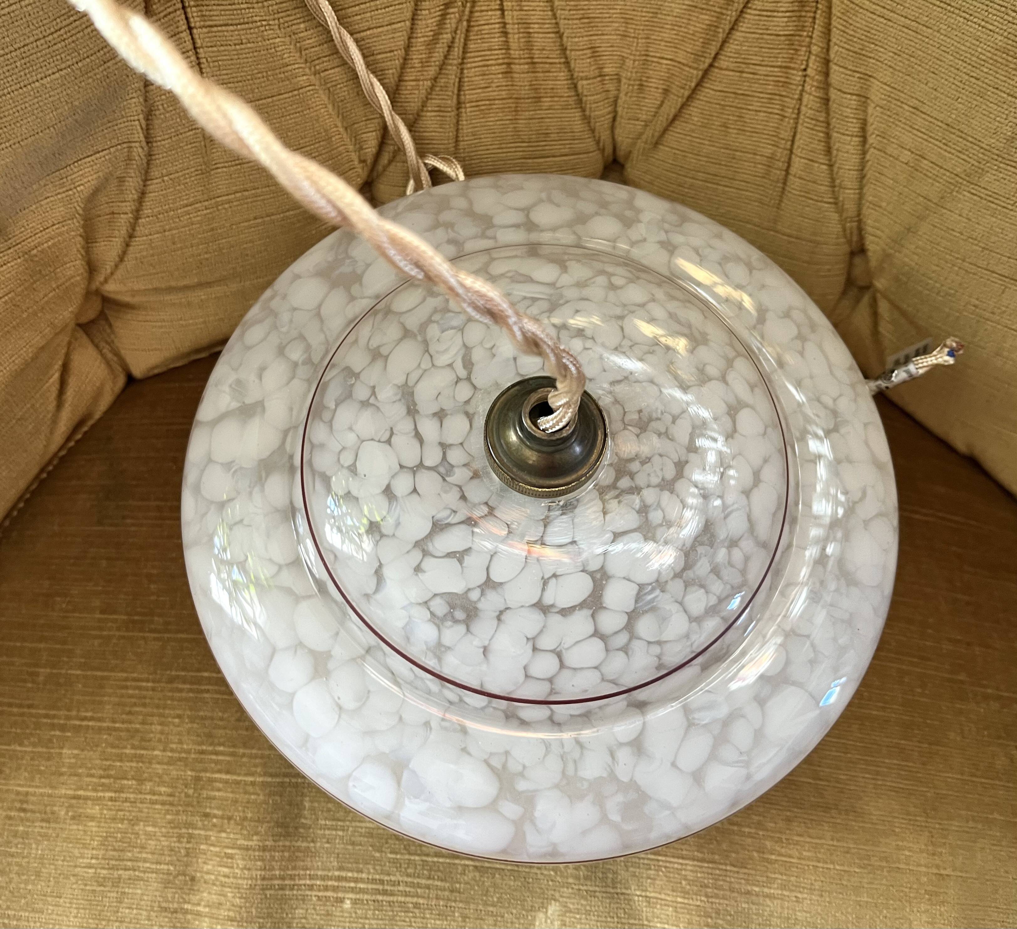 Petite suspension verre Clichy blanc liseré rouge