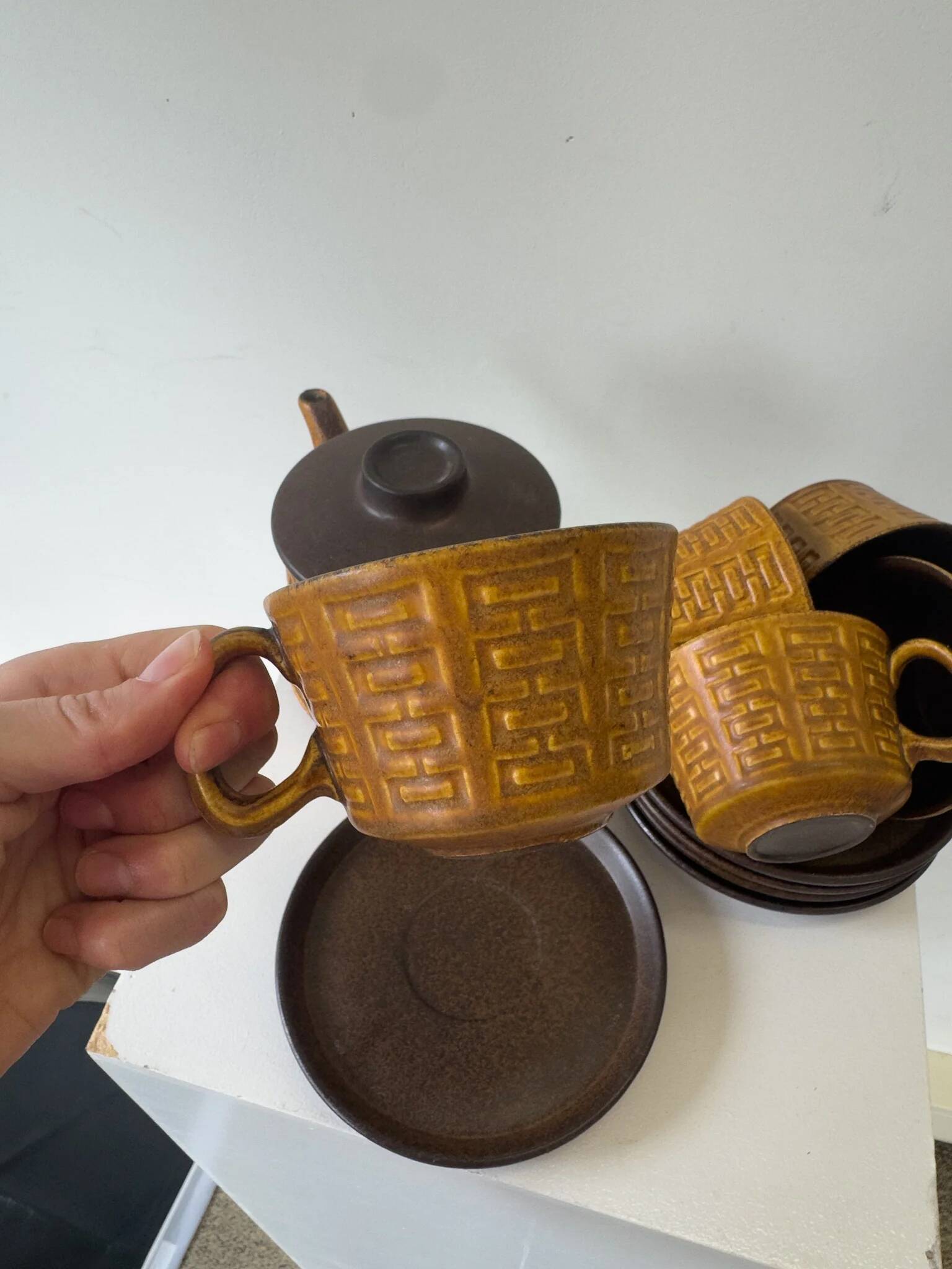 Ceramano tea service "Epsilon" from the 1960s with a raised geometric pattern.