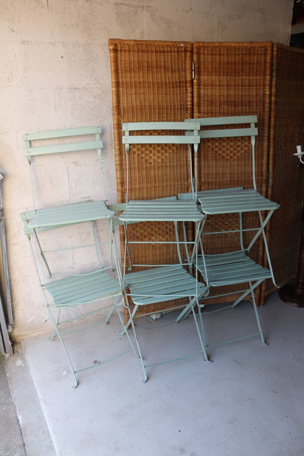 6 antique folding garden chairs made of painted wood and metal.