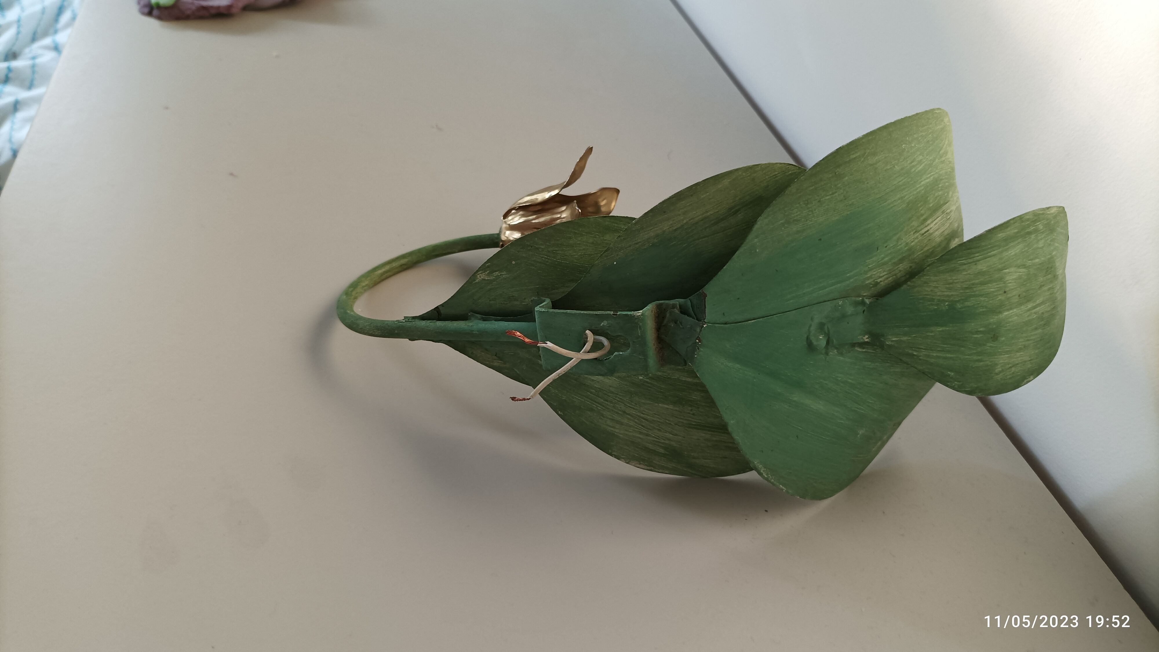 Vintage leaf wall lamp