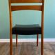 Paire de chaises en hêtre à garniture de skaï noir, vers 1950