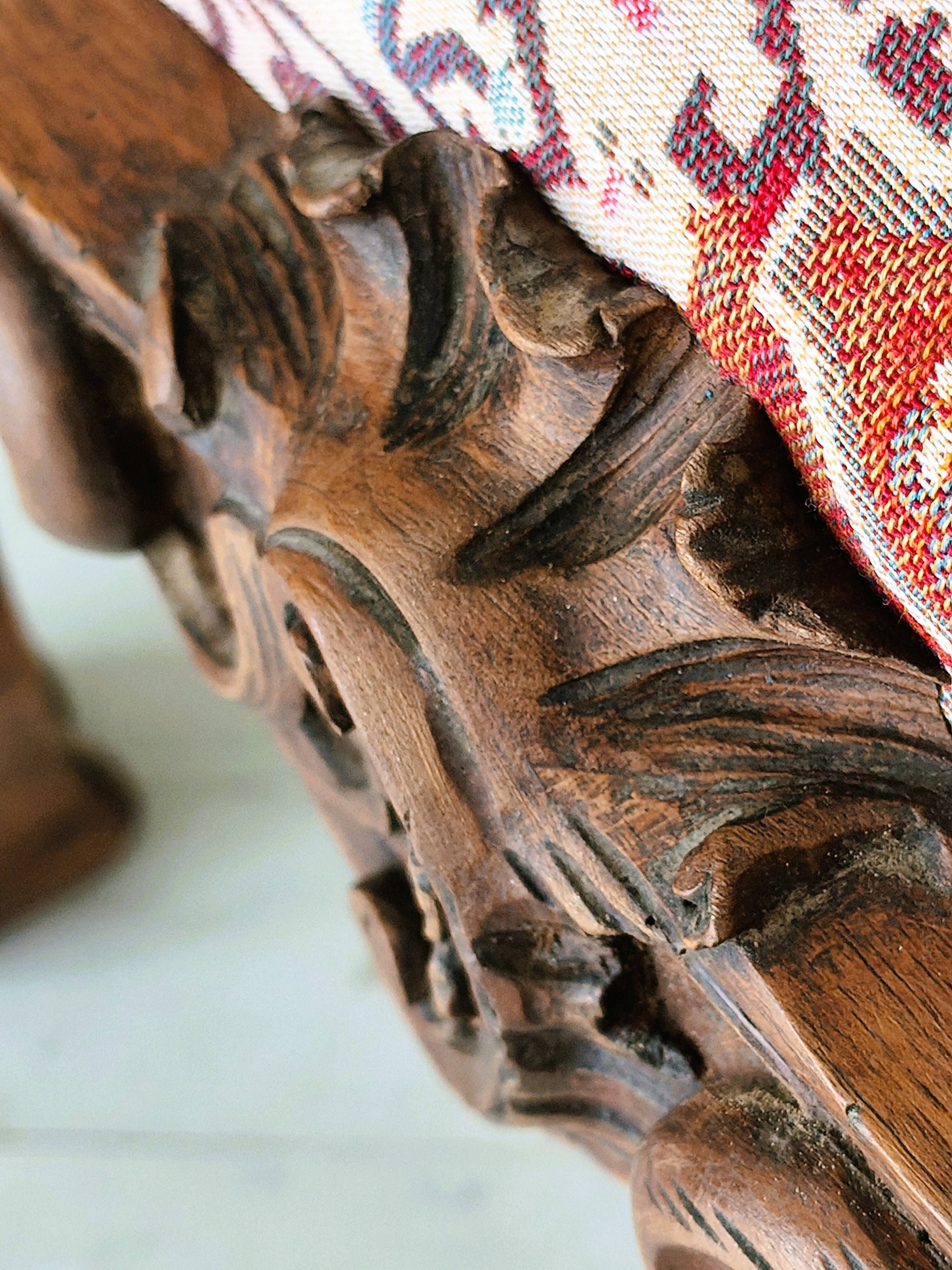 Neo-Renaissance banquette style with lion heads