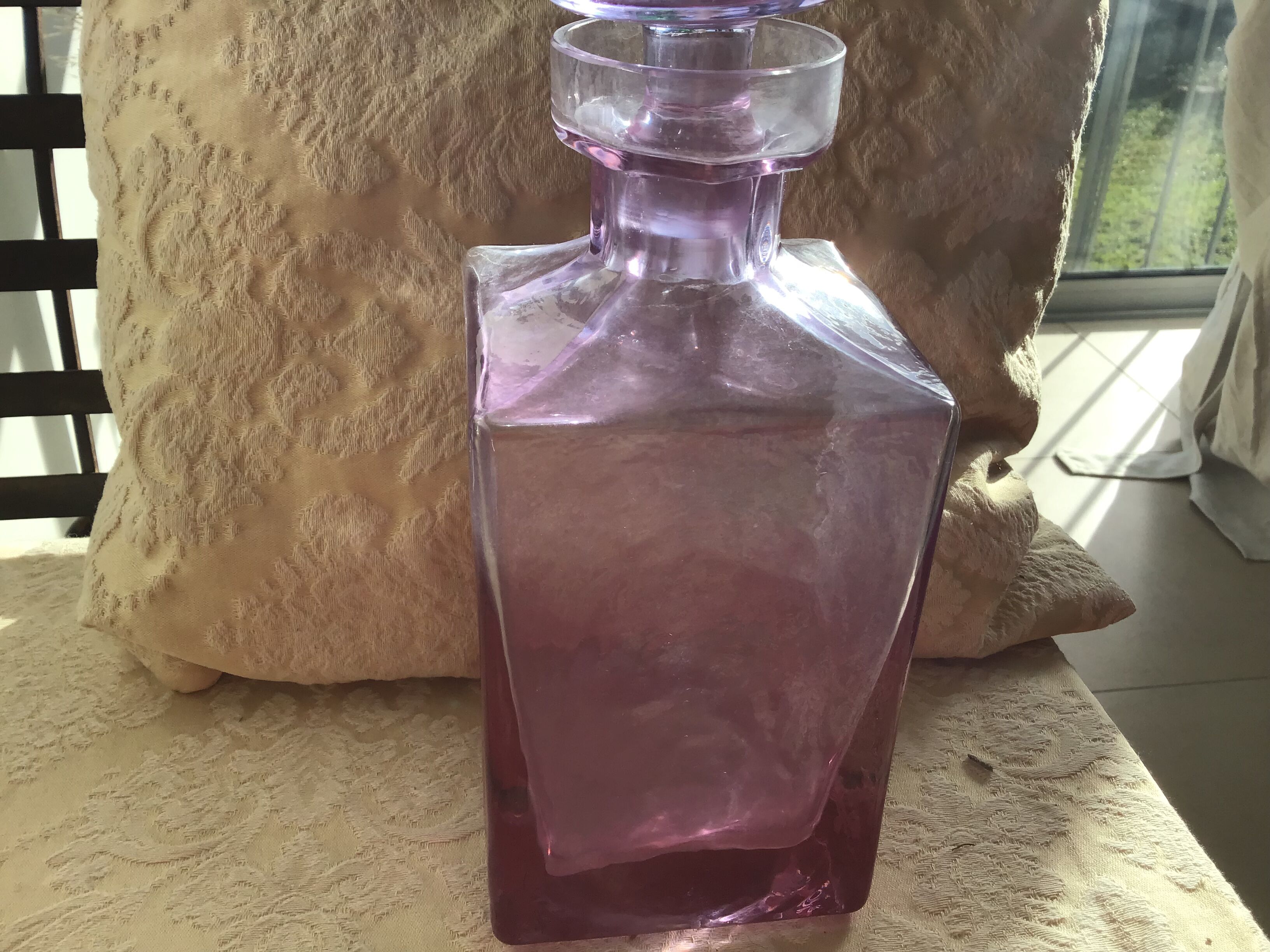 Liquor decanter with parma colored cap