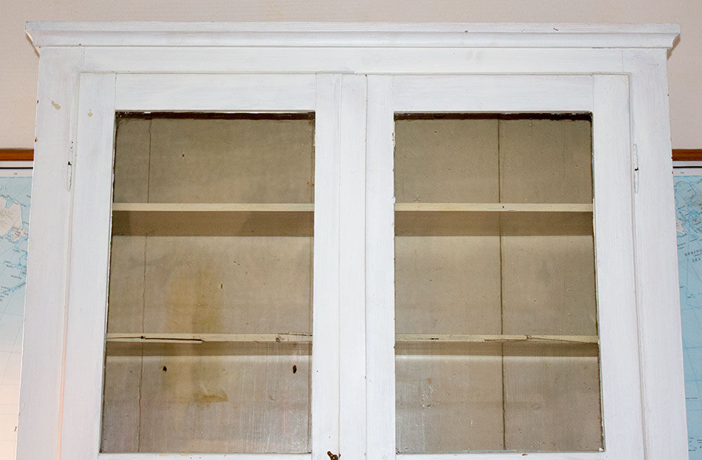 Old white patina showcase