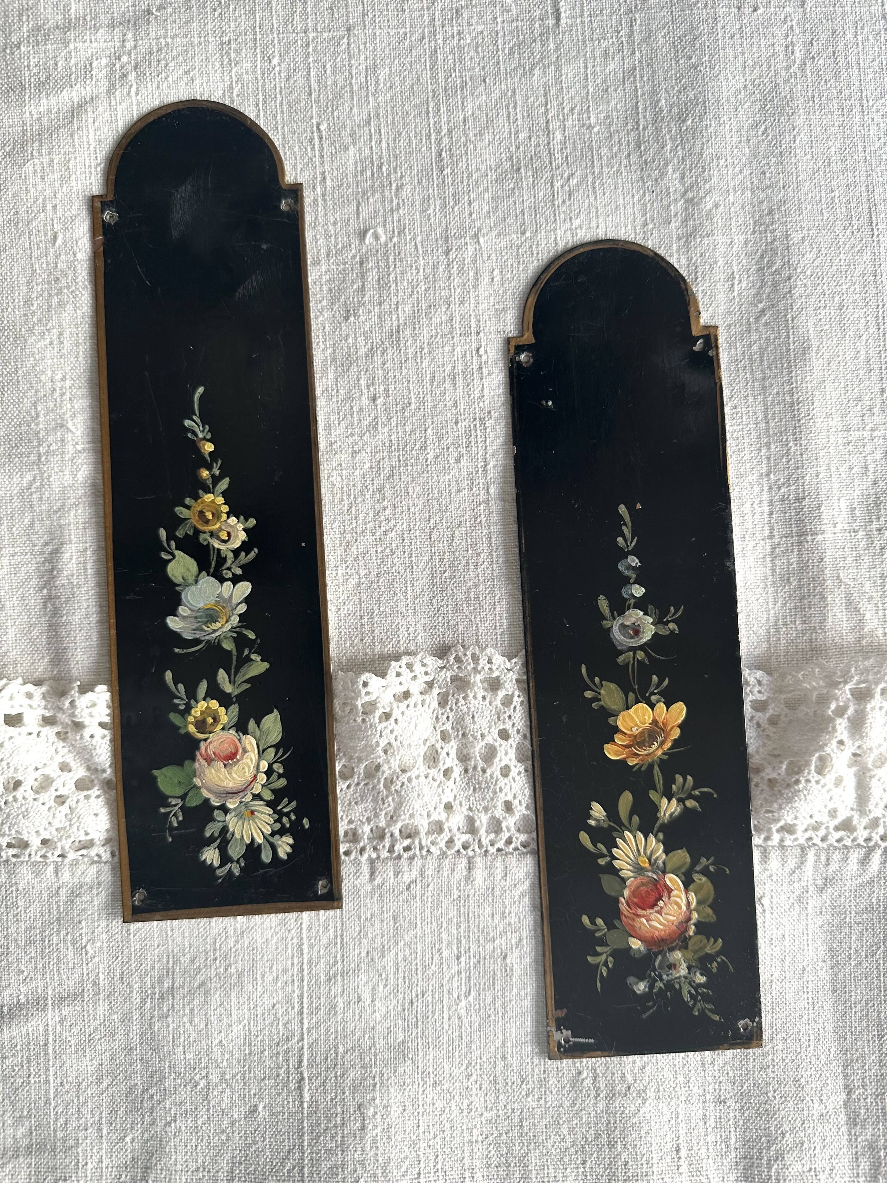 Plaques de propreté Napoléon III en tôle peinte, décor floral