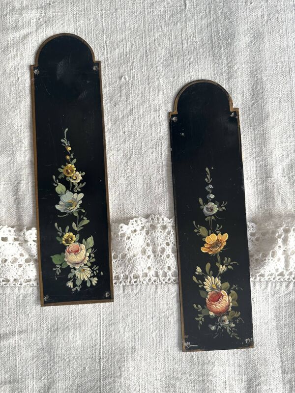Plaques de propreté Napoléon III en tôle peinte, décor floral