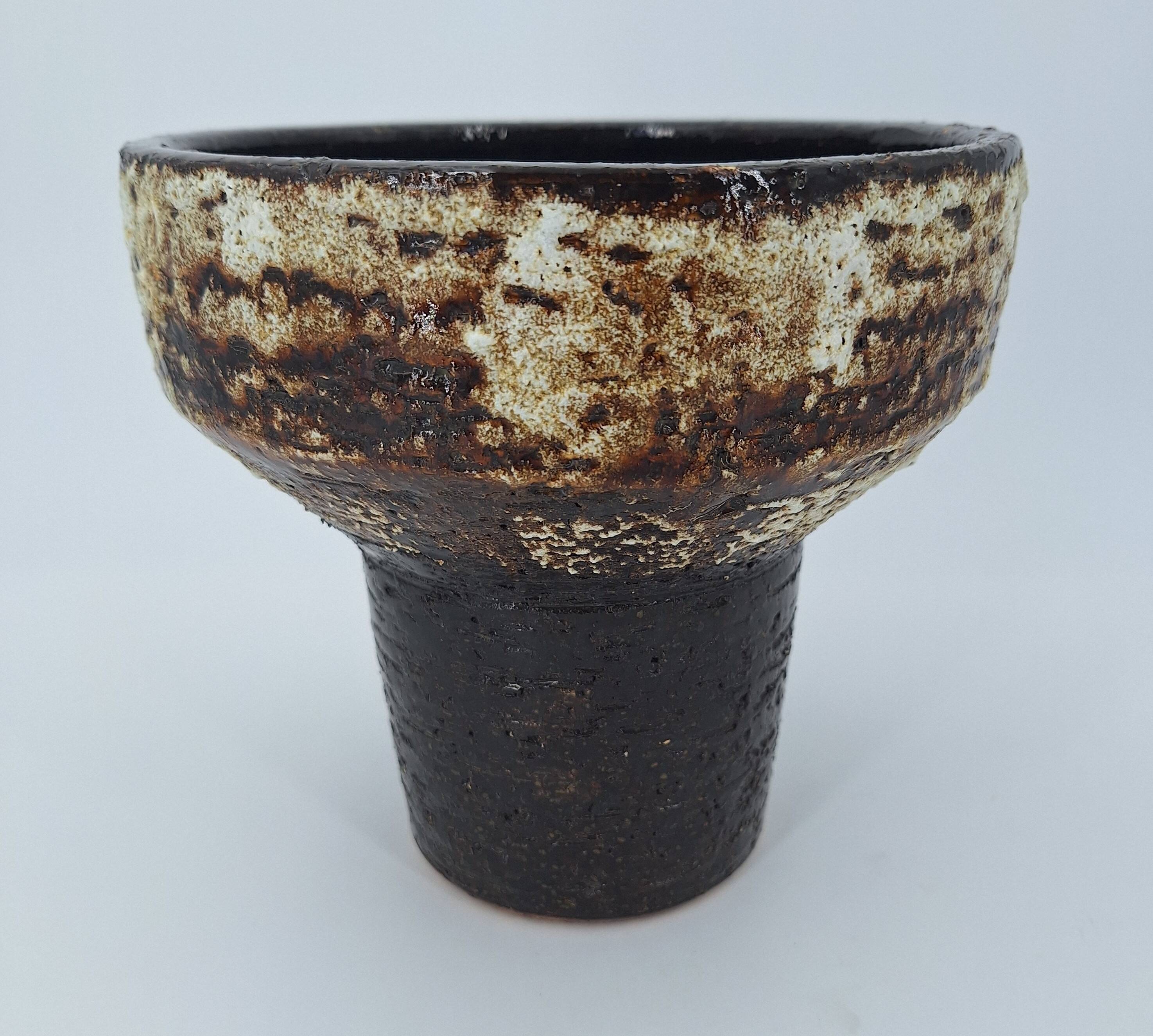 Modernist brutalist standing vase chamotte stoneware shaded brown, ocher, ivory Scandinavian design 1970