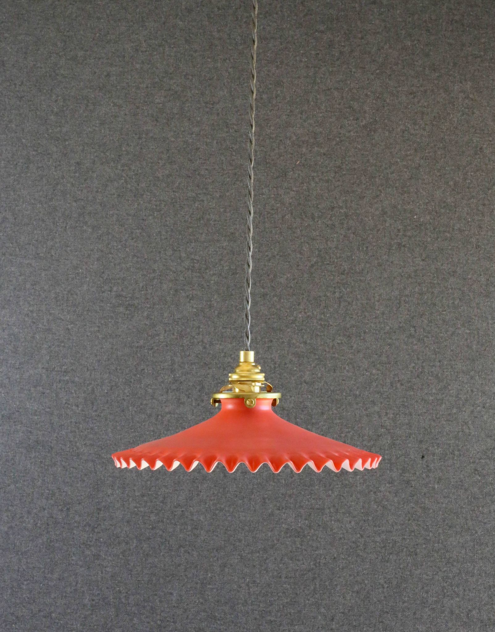Suspension en verre ancien peint rouge  et blanc. douille et cable neuf