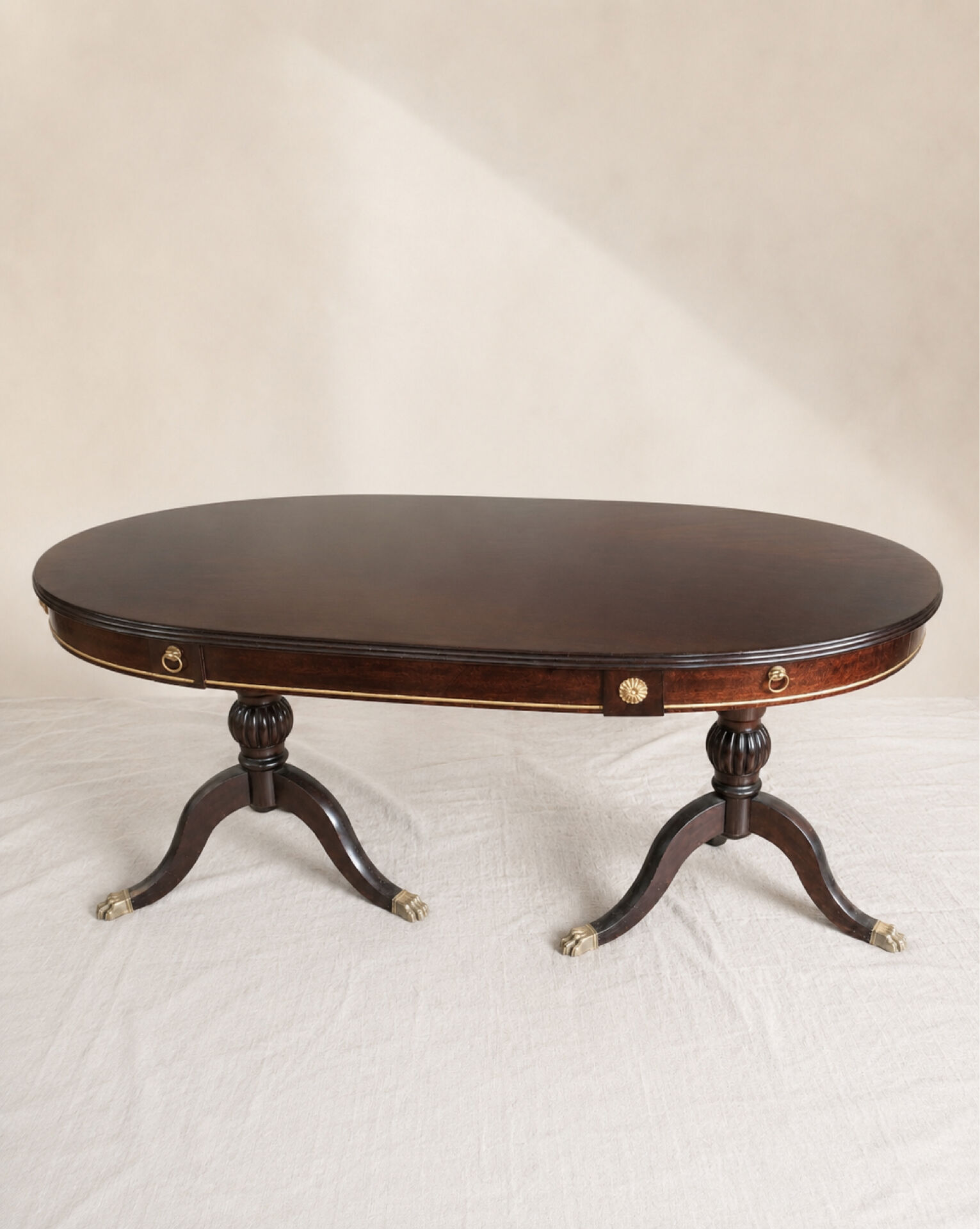 Table ovale extensible en acajou verni, pattes de lion et détails doré