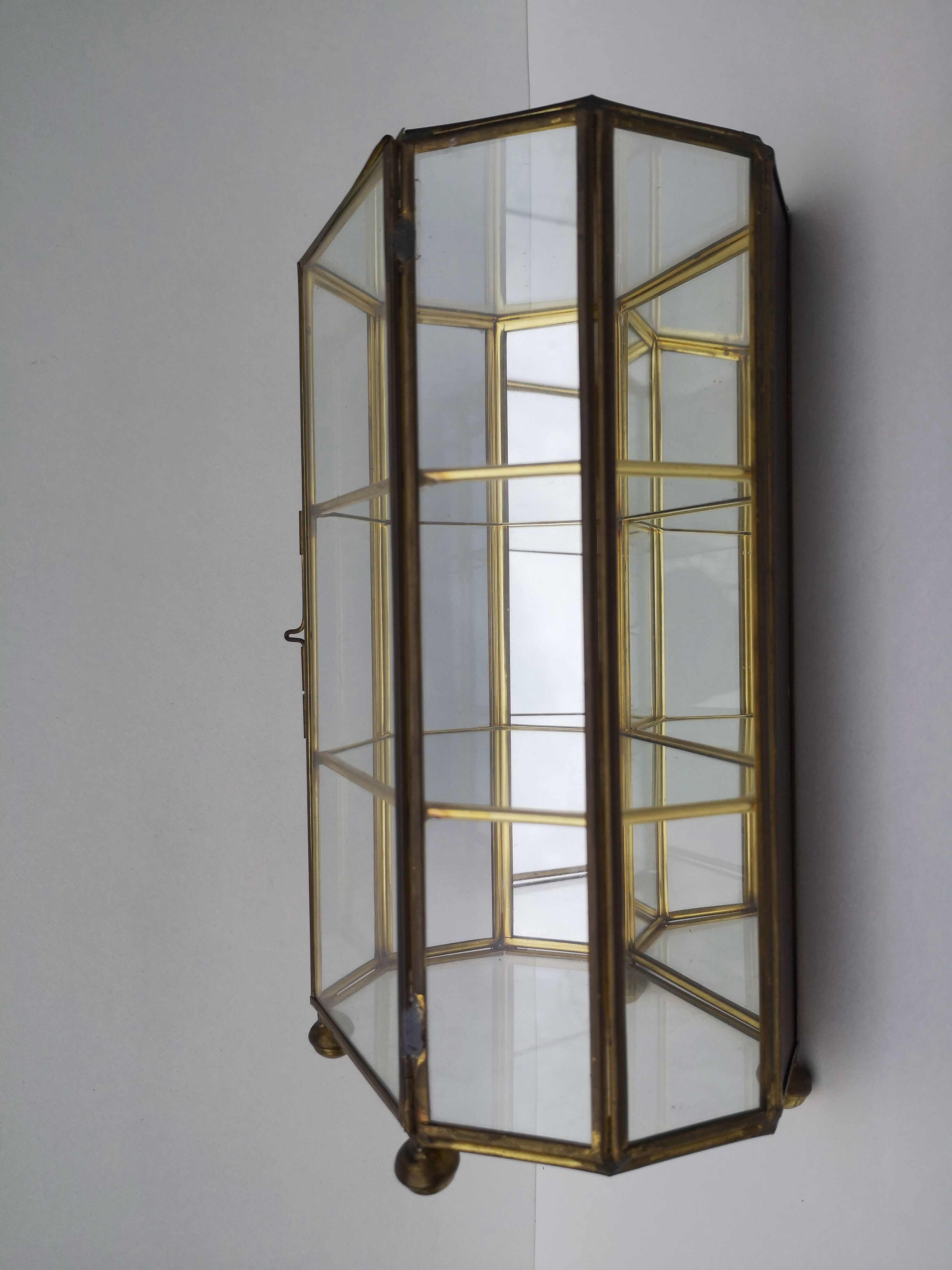 Vintage showcase in brass, glass and mirrors