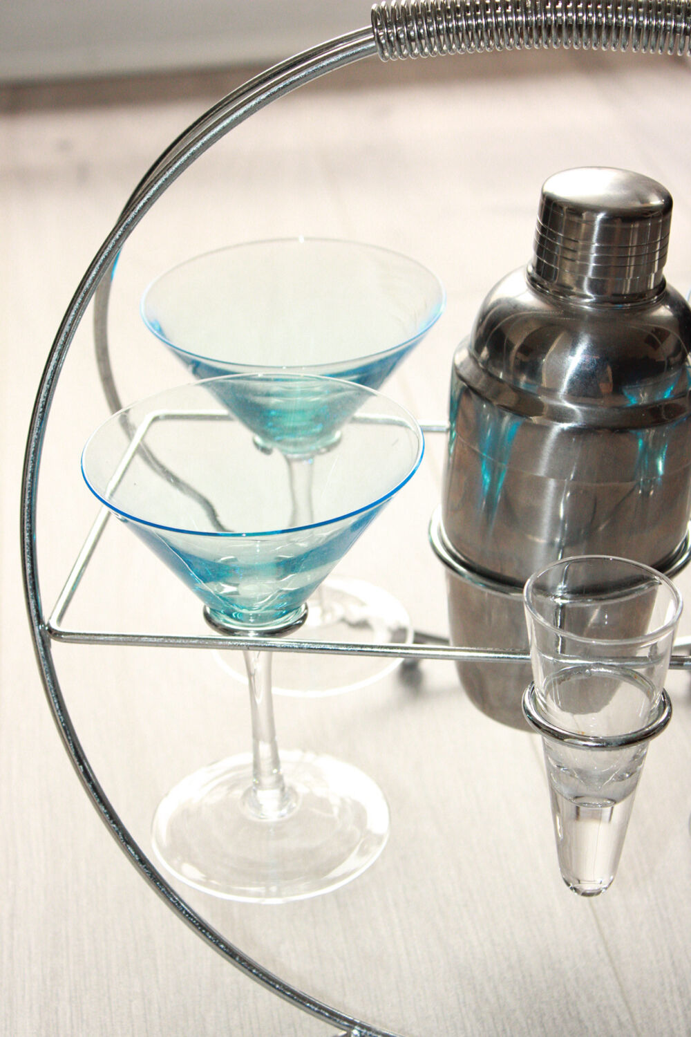 Complete vintage cocktail service – shaker, jigger, and 4 martini glasses.