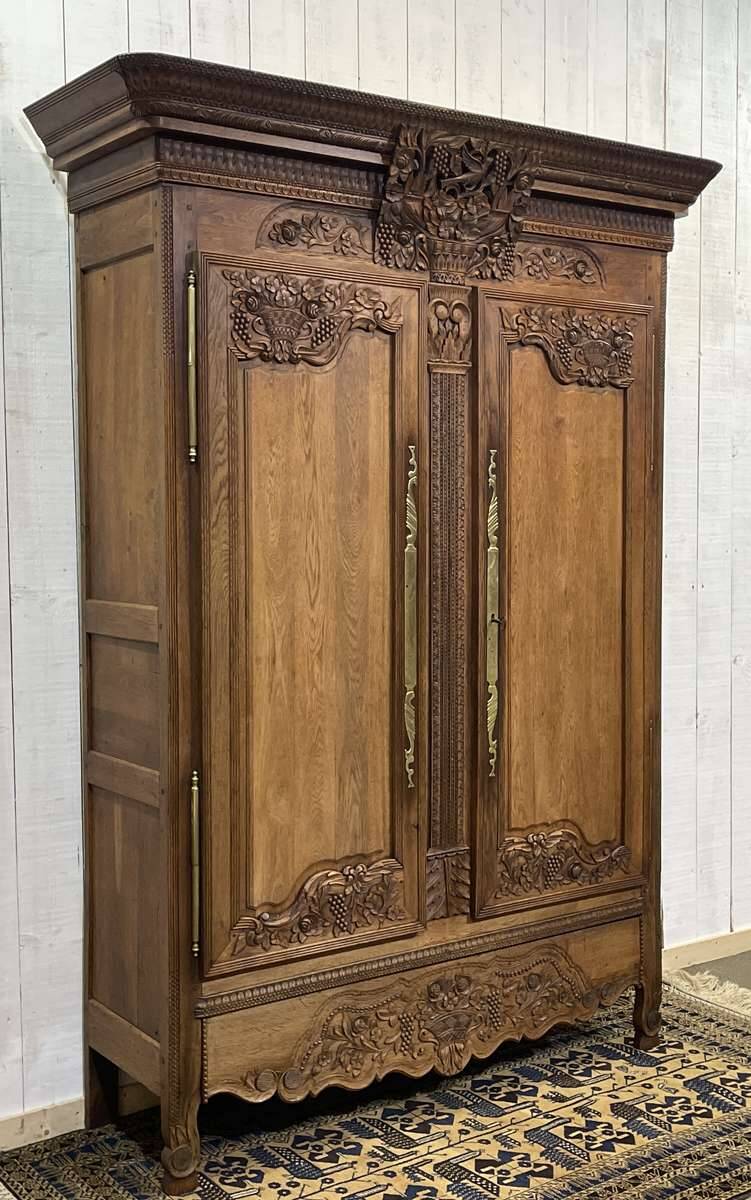 Armoire de mariage Normande sculptée en chêne clair du 19ème siècle