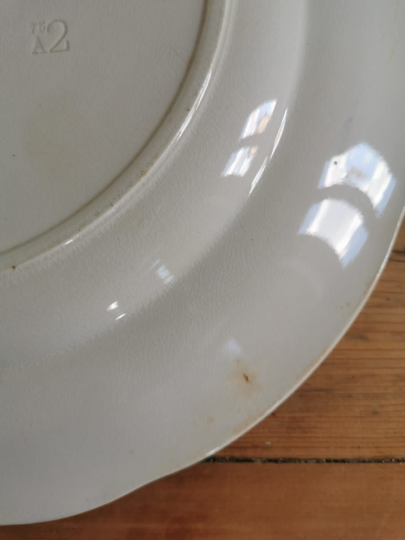 Plat rond en terre de fer