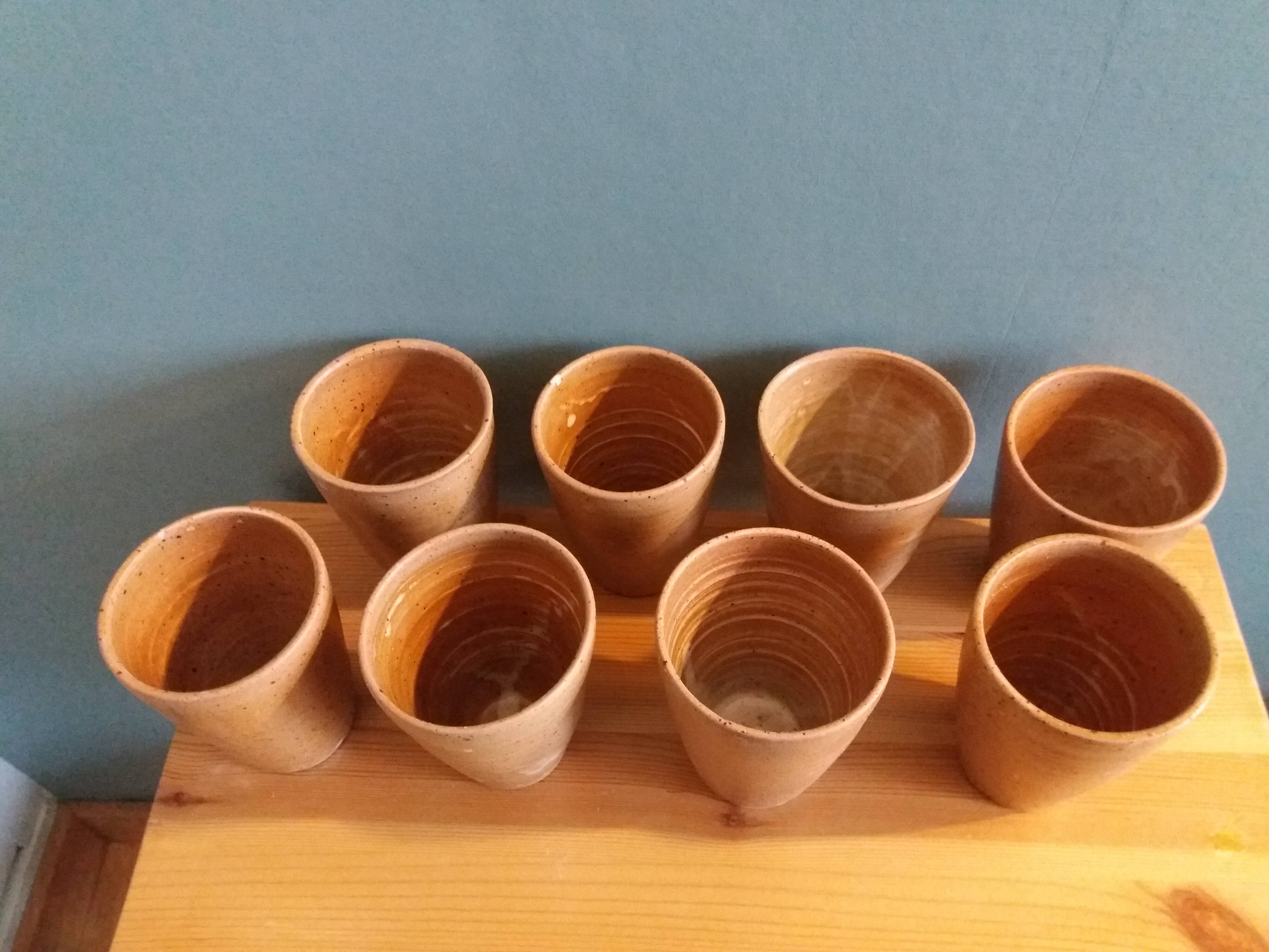 Ensemble de 8 tasses ou verres en grès tourné artisanal