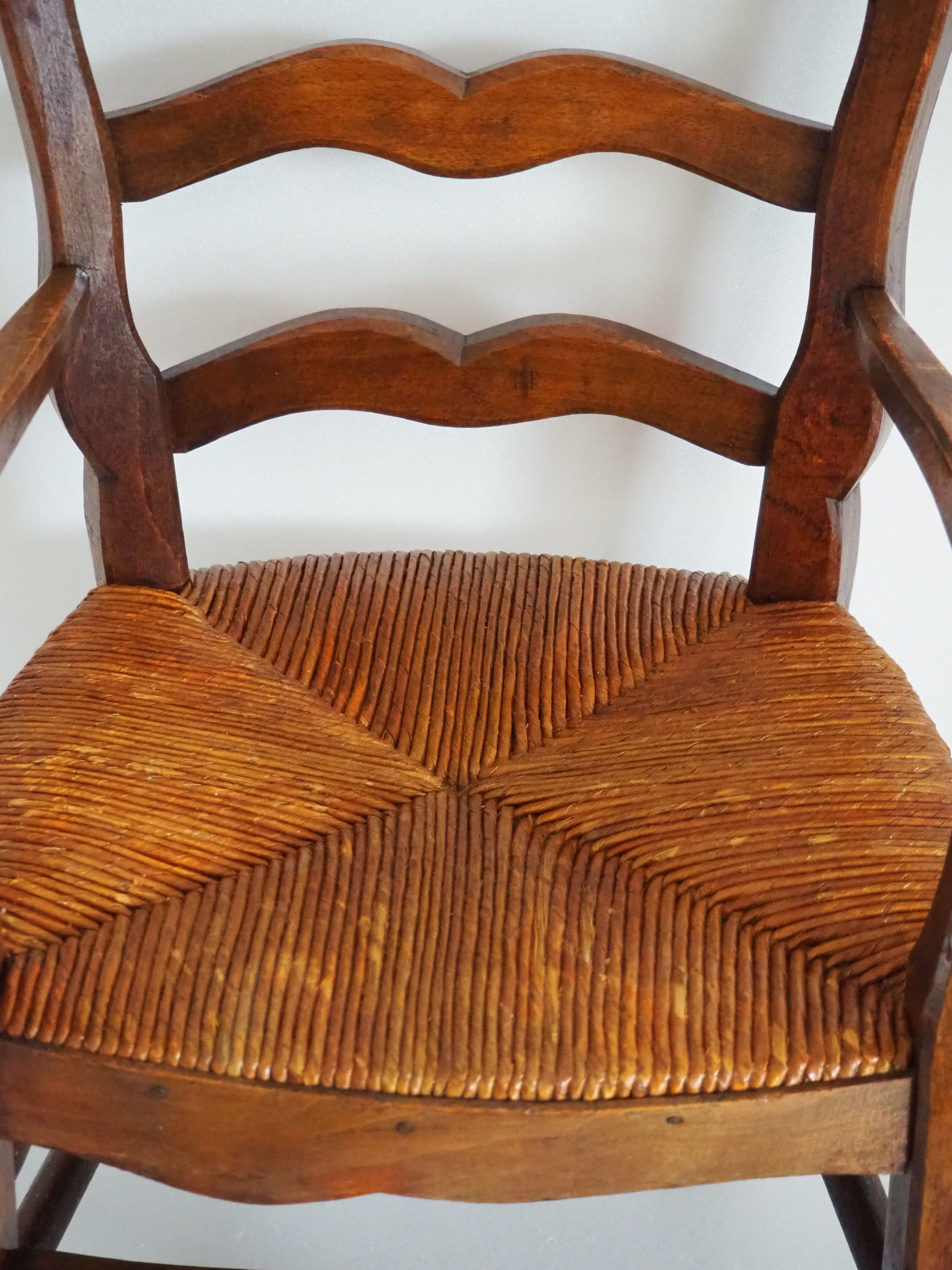 Children's armchair in solid wood with its mulched seat