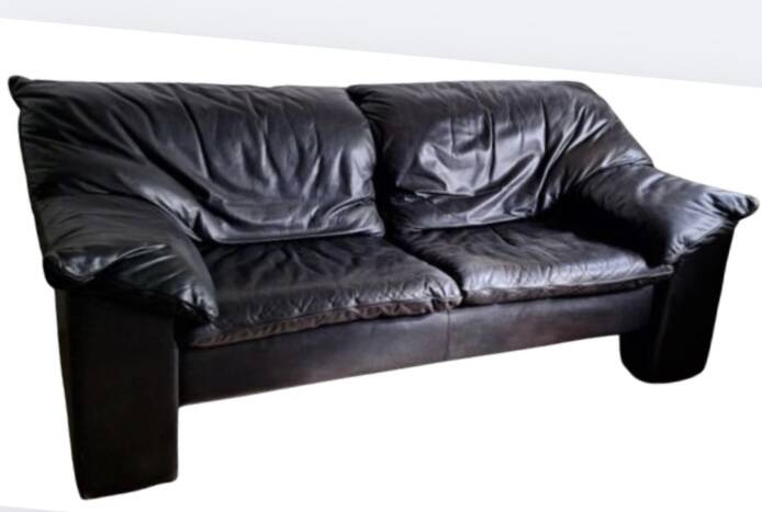 Cocooning black leather sofa