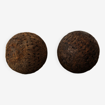 Lot de deux boules cloutées, 19ème siècle