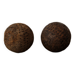 Lot de deux boules cloutées,
