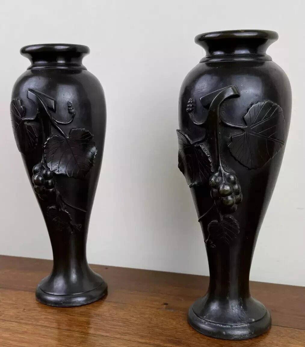 Paire de vases en bronze à patine noire