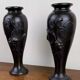 Paire de vases en bronze à patine noire