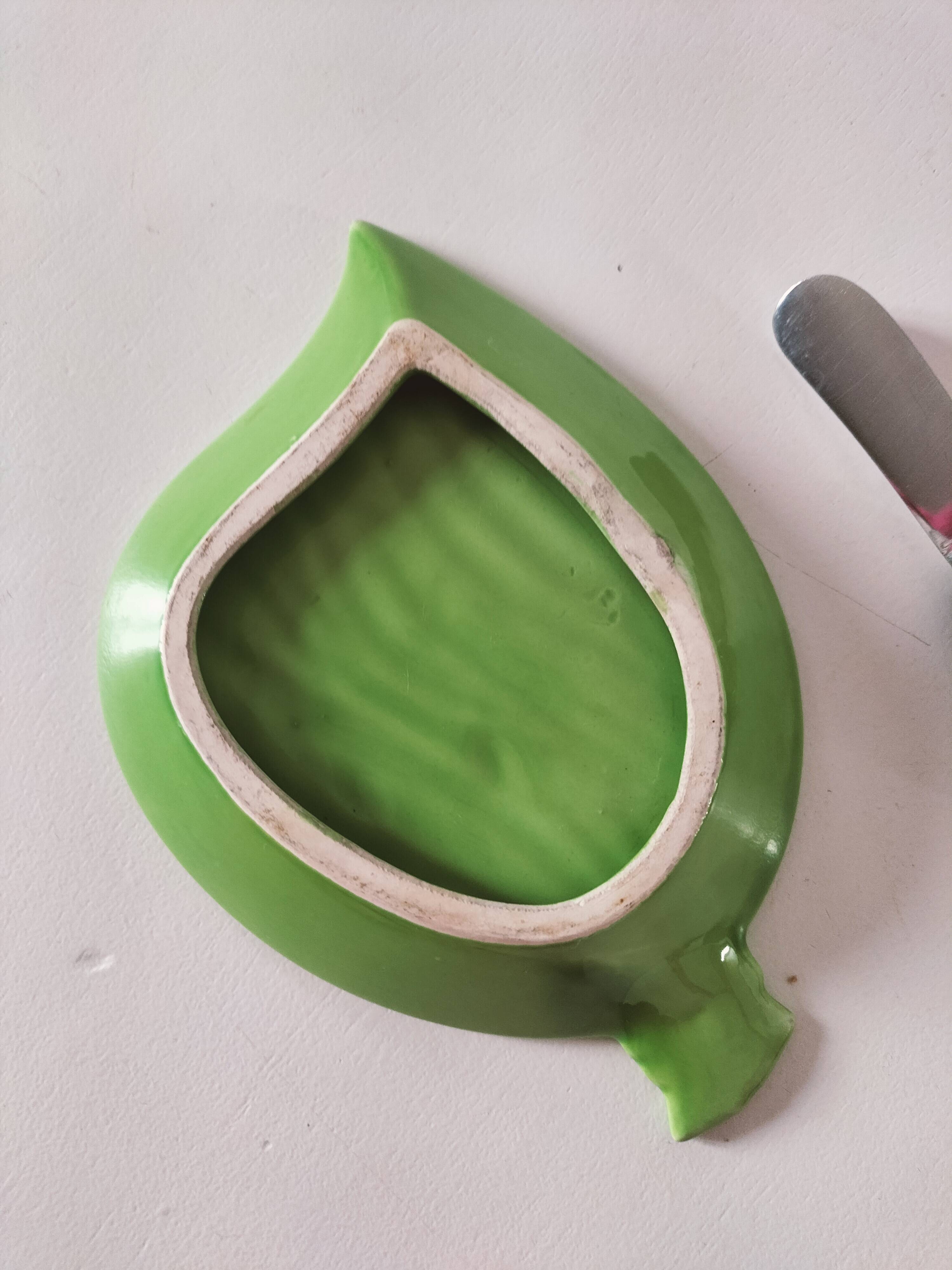 Beurrier barbotine feuille verte avec couteau bambou noir