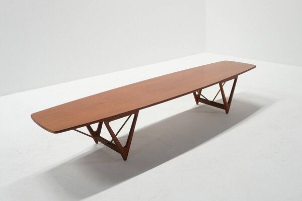 Table basse en forme de grande planche de surf par Kurt Ostervig pour Jason Møbler, années 1960.
