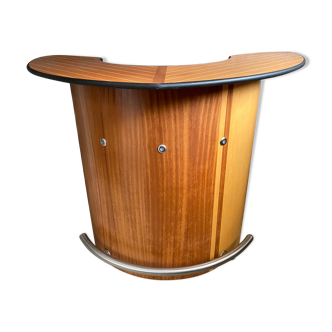 Boat bow-shaped bar