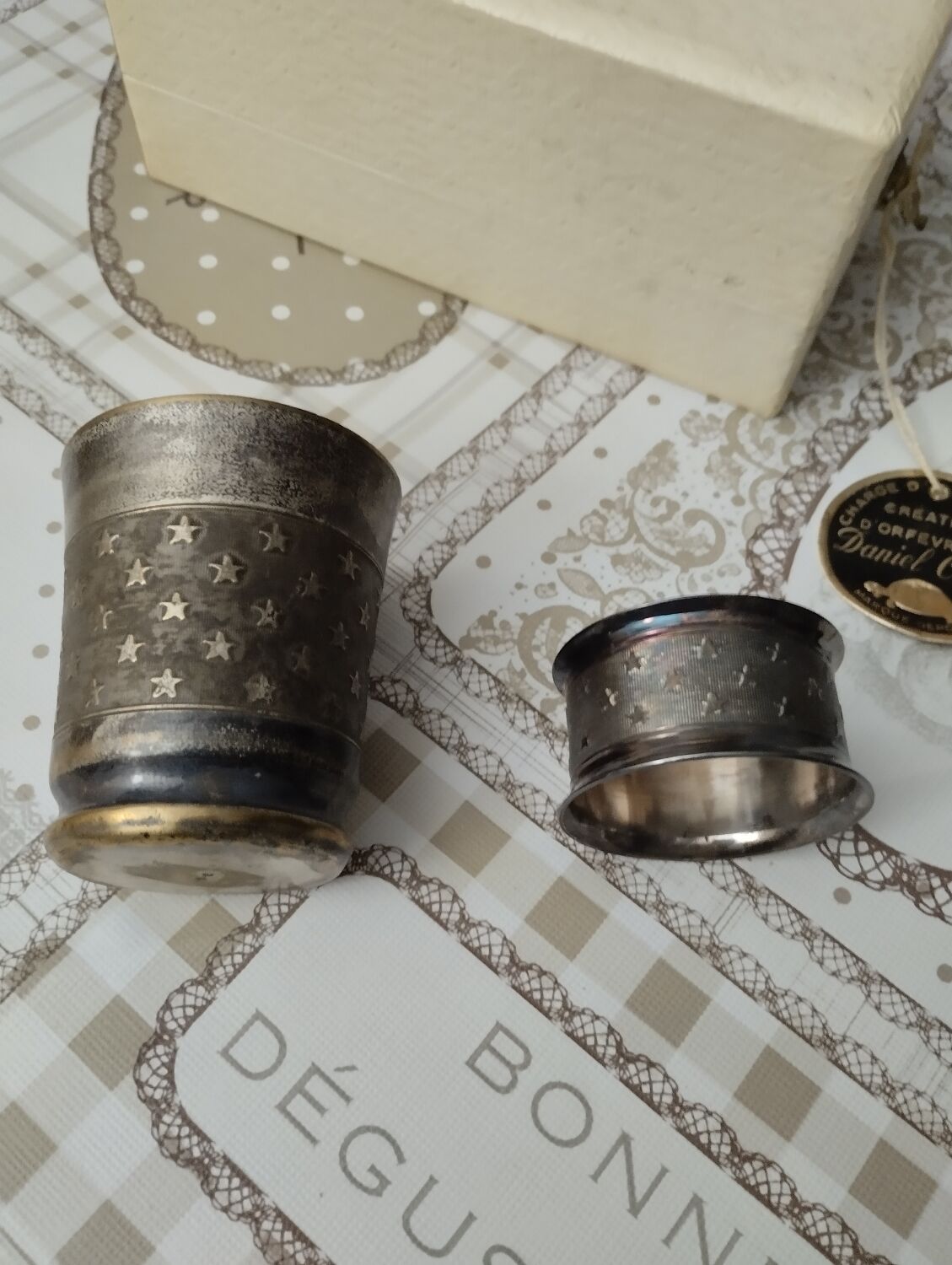 Timpani and old napkin ring in original ca boit - Daniel Cregut