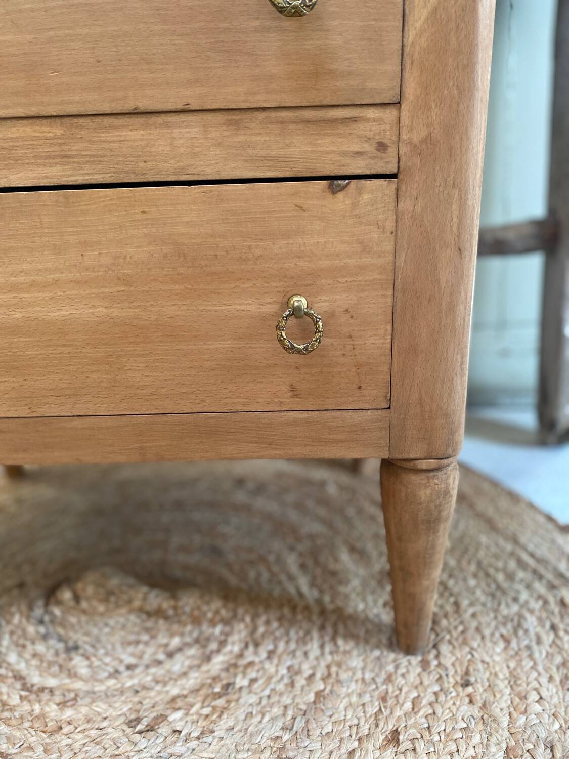 Vintage chest of drawers in light wood – natural elegance