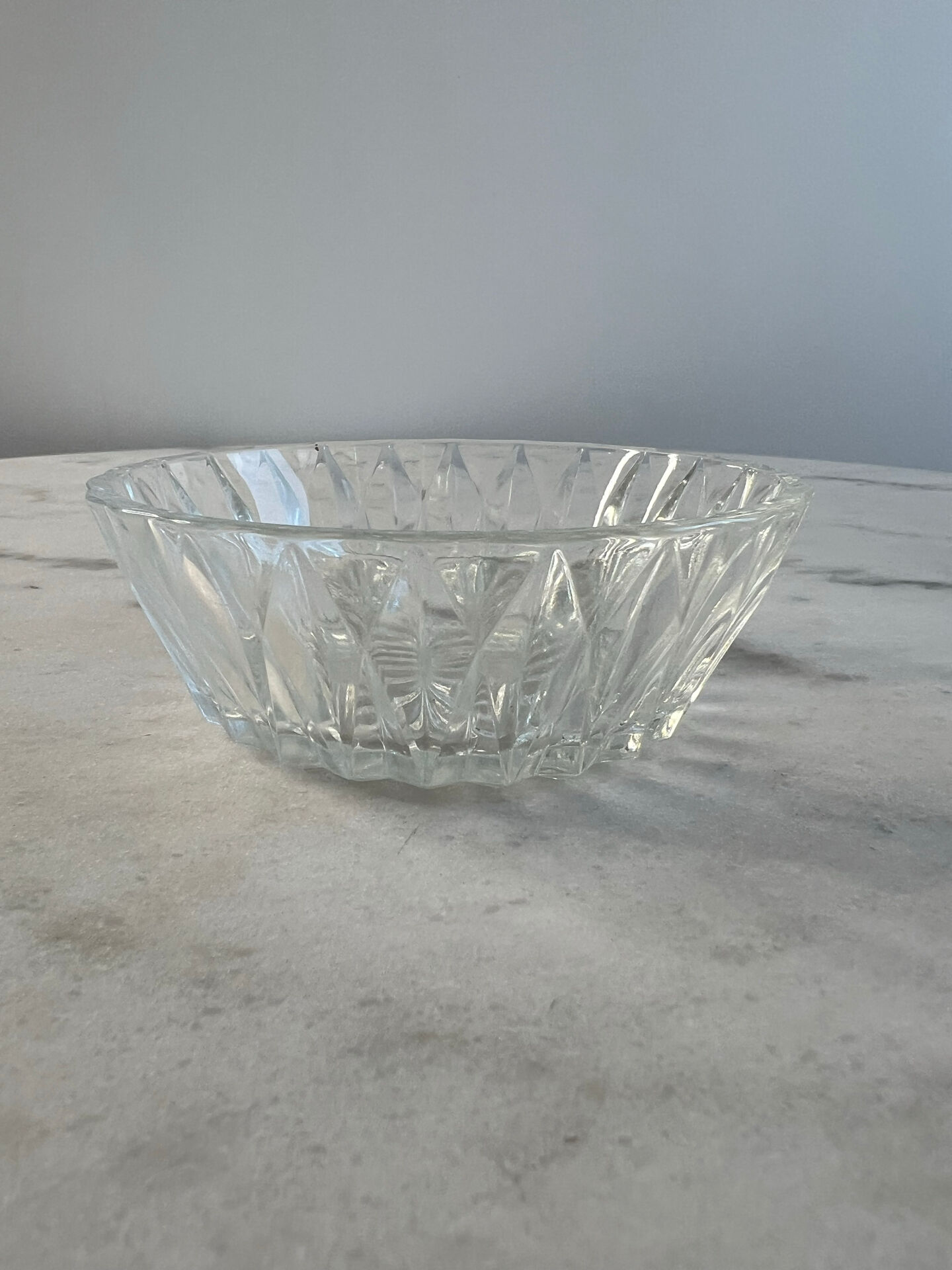 Coupelle en verre taillé estampillée France 11cm