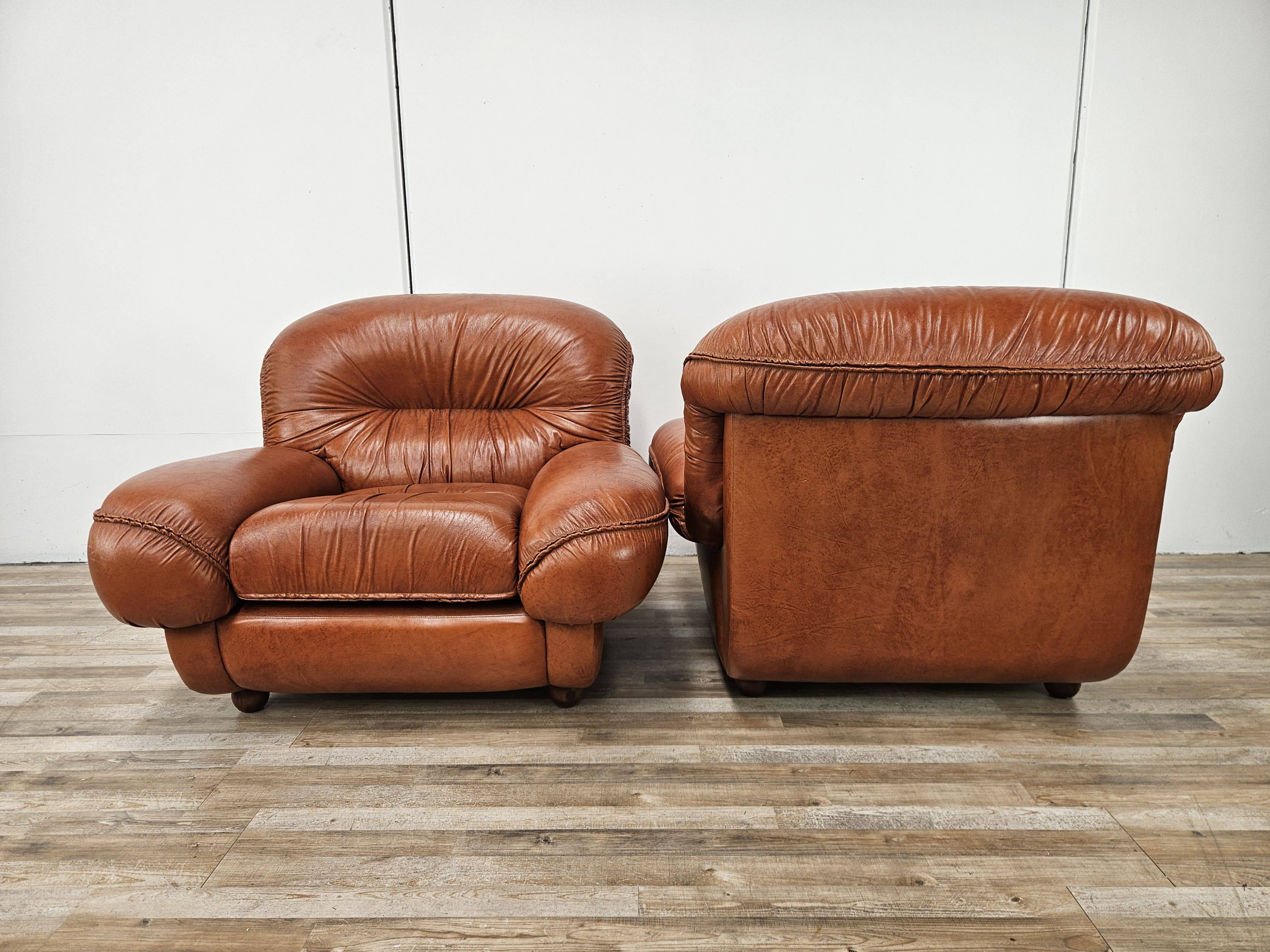 2 fauteuils en cuir cognac, années 1970