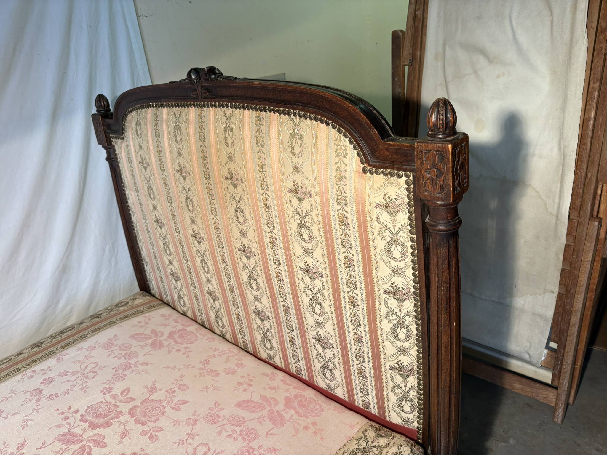 Antique Louis XVI style daybed in carved wood and patterned fabric
