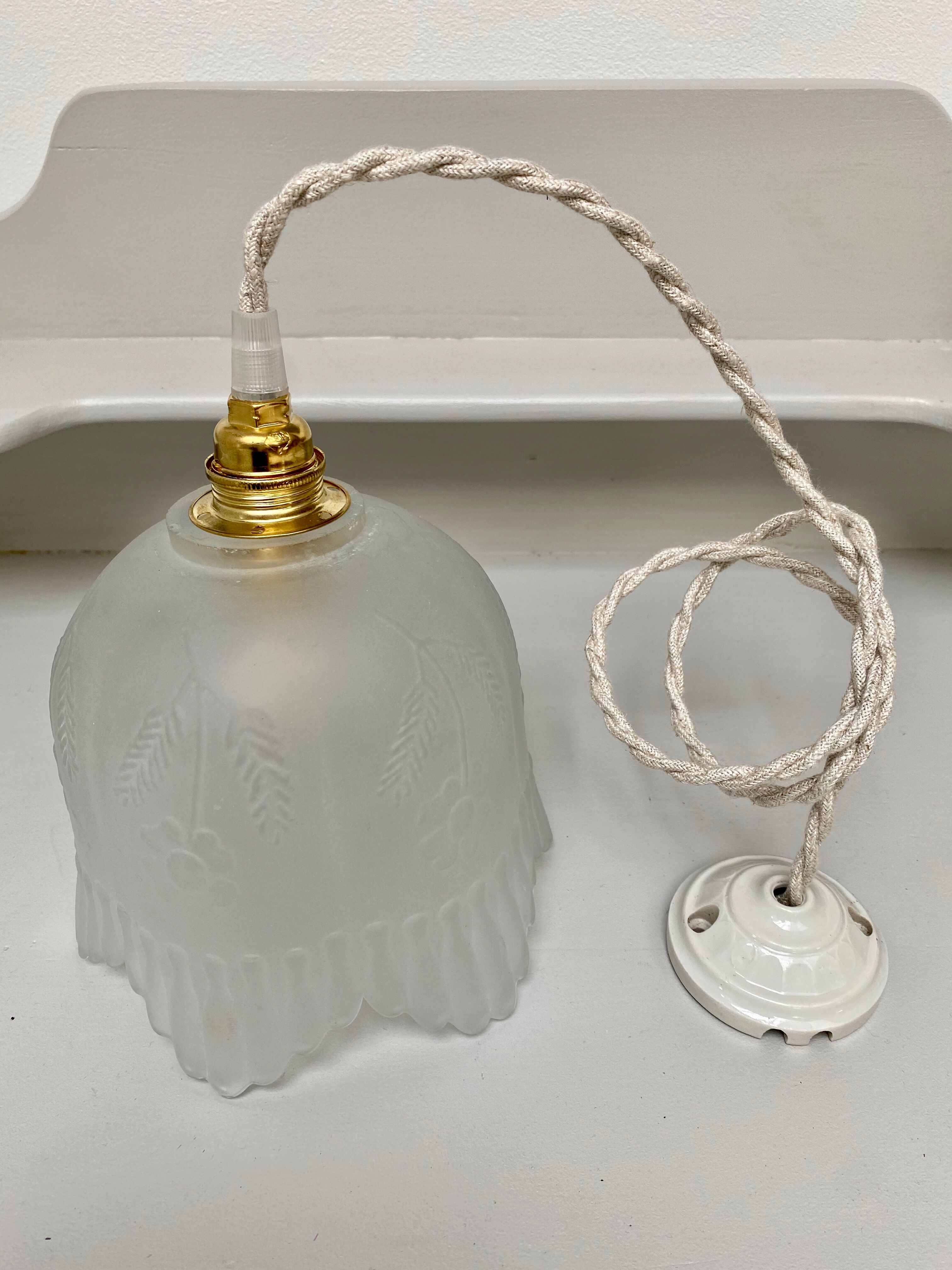 Pendant in etched opaque glass