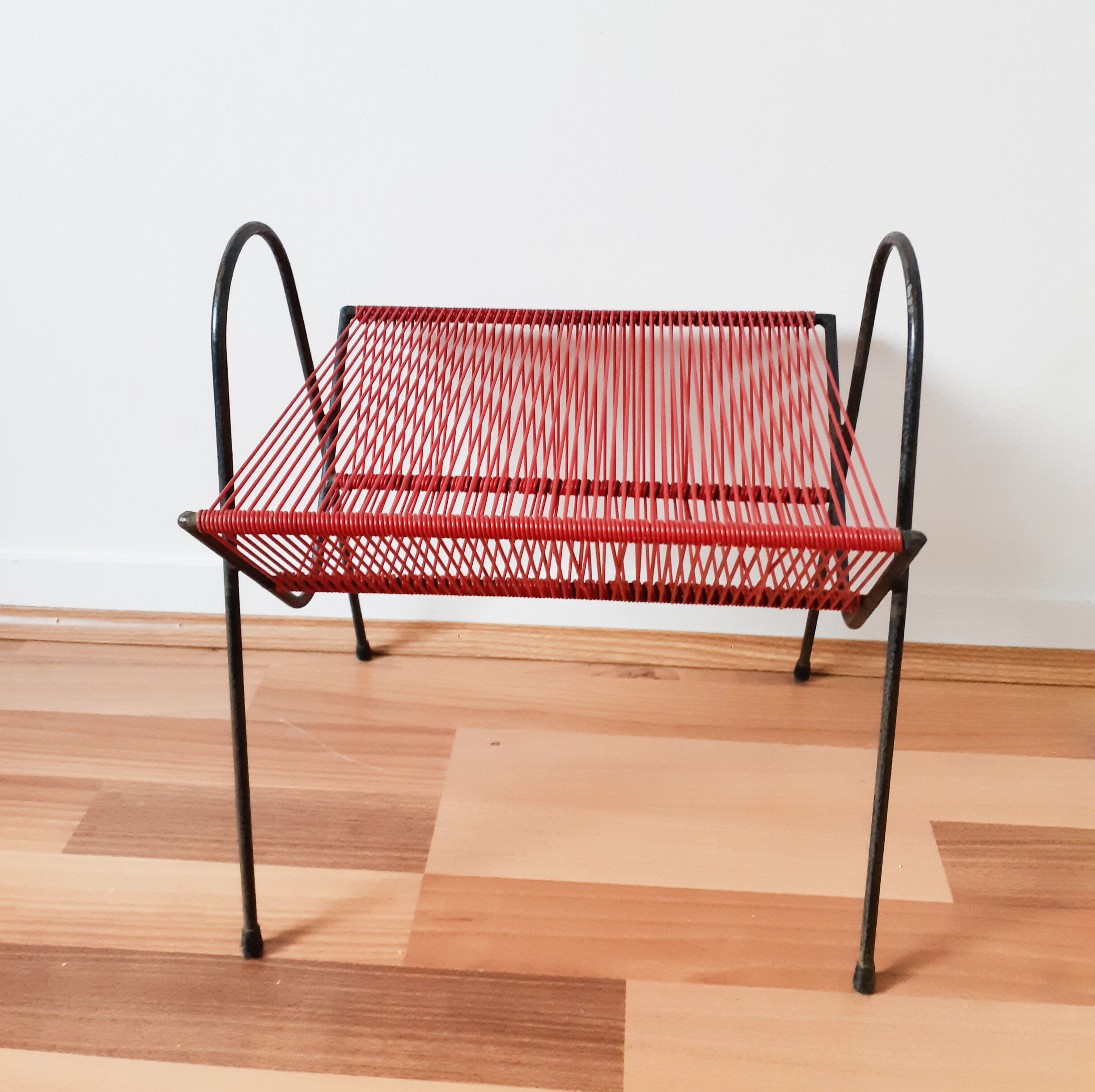Porte-vinyles vintage en métal noir et scoubidou rouge,  années 50